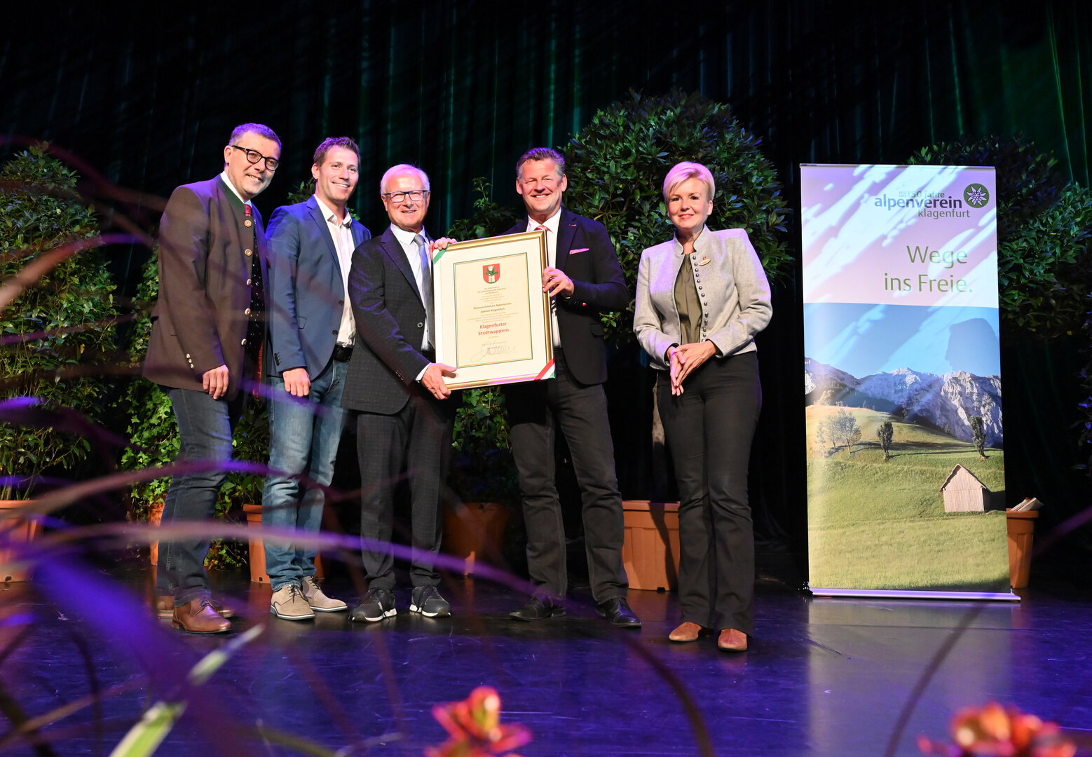 Bürgermeister Christian Scheider, Vizebürgermeister Mag. Philipp Liesnig und Stadträtin Sandra Wassermann freuten sich, das Klagenfurter Stadtwappen an den Alpenverein Kärnten zu überreichen.  Bild: Stadtkommunikation/Hronek