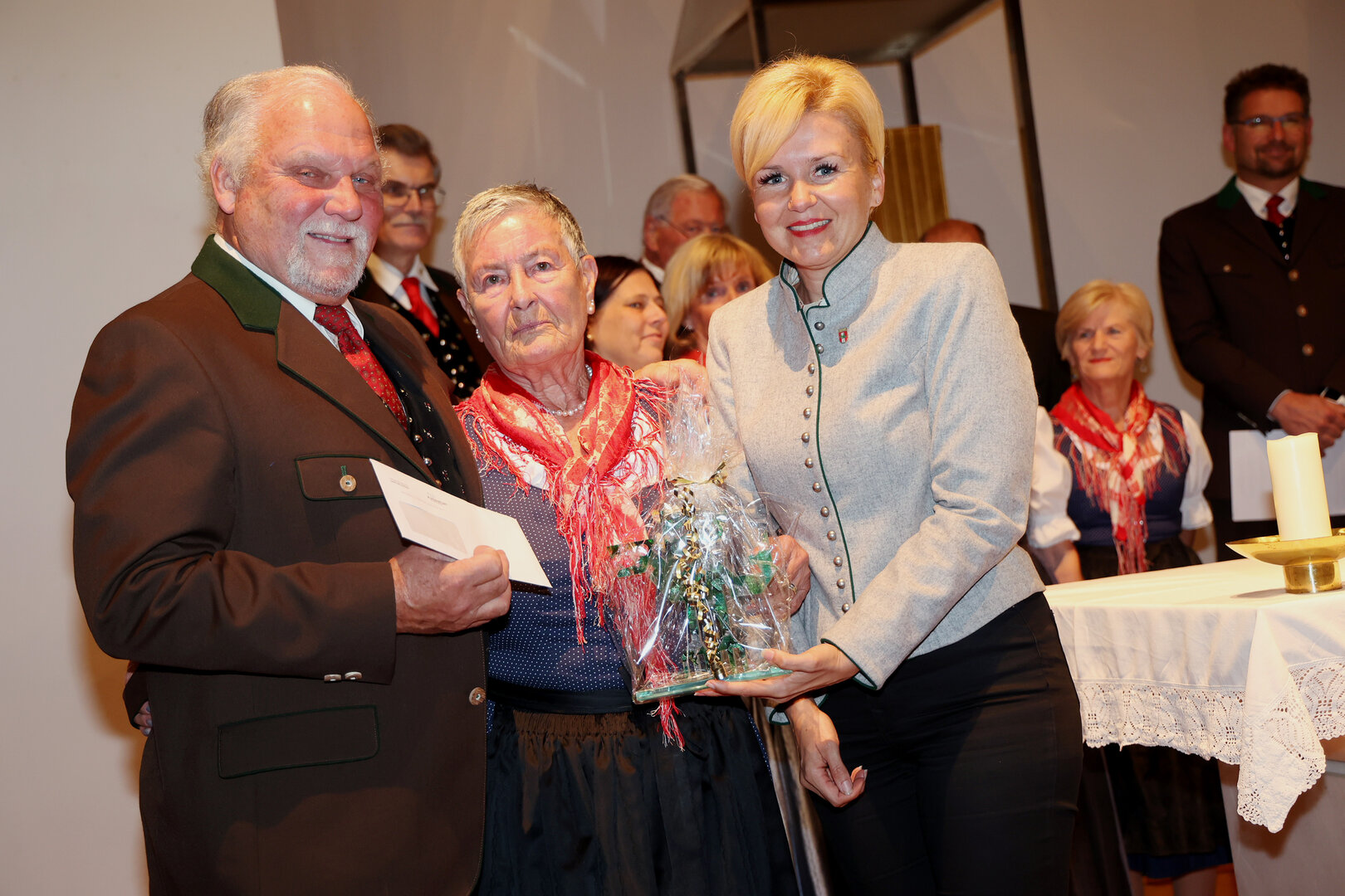 Stadträtin Sandra Wassermann überreichte dem Singverein Ponfeld  anlässlich des 50-jährigen Jubiläums den handgefertigten Gläsernen Lindwurm der Landeshauptstadt Klagenfurt. Foto: StadtKommunikation/Wajand
