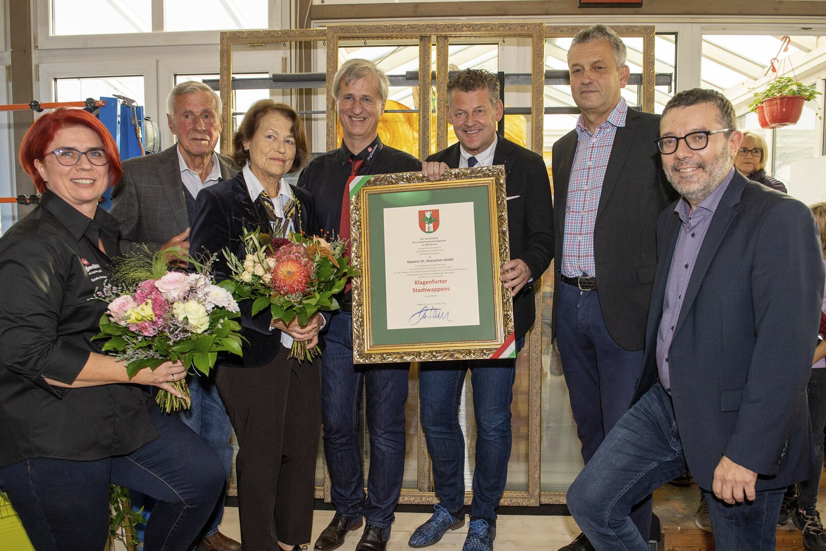 Bürgermeister Christian Scheider und Stadtrat Max Habenicht überreichten das Stadtwappen an Fritz, Katharina, Christian und Christine Starzacher beim Tag der offenen Tür.