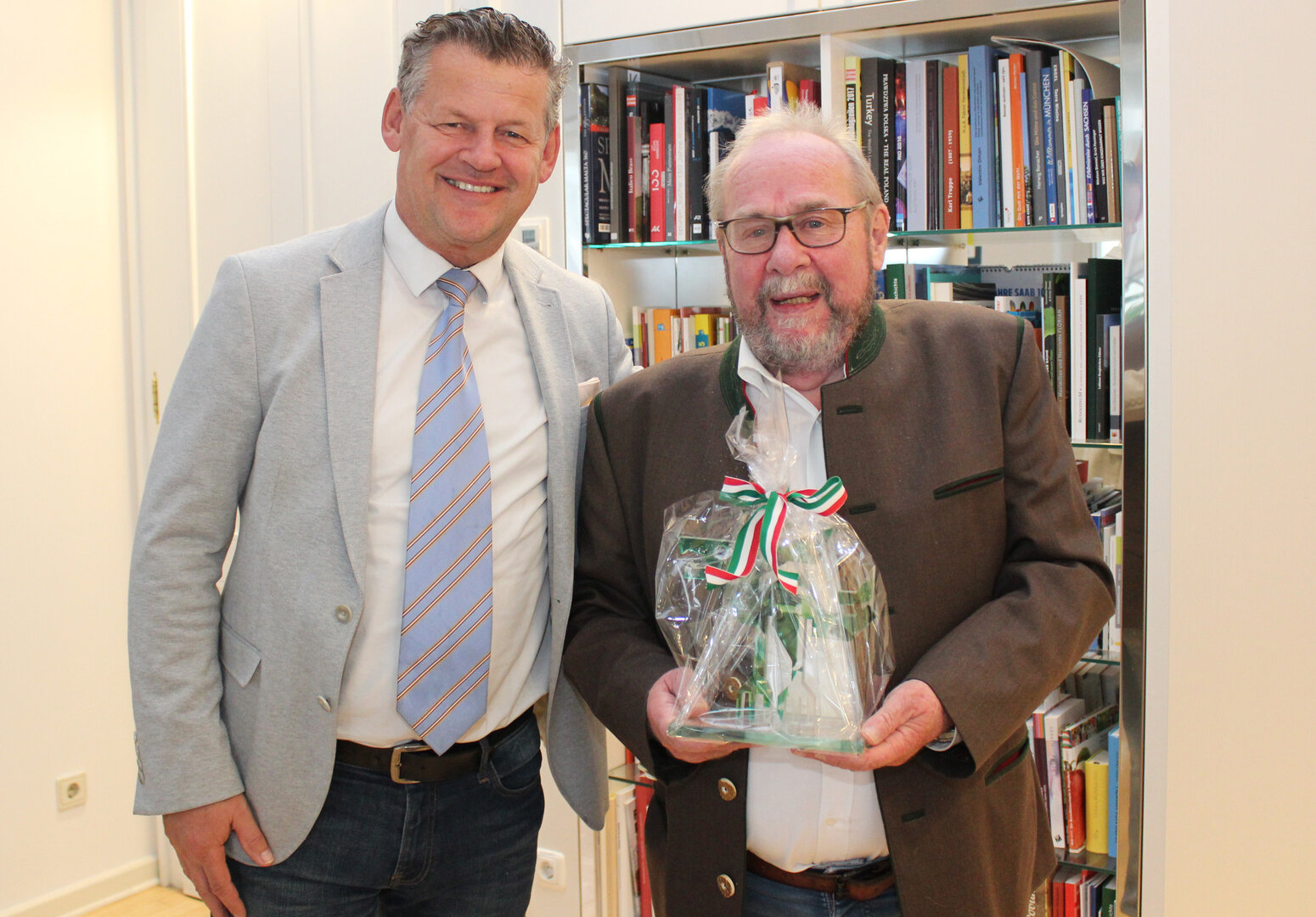 Bürgermeister Christian Scheider empfing Erich Sornig im Rathaus und überreichte ihm anlässlich seines 70. Geburtstages den gläsernen Lindwurm.  Foto: SK/Glinik