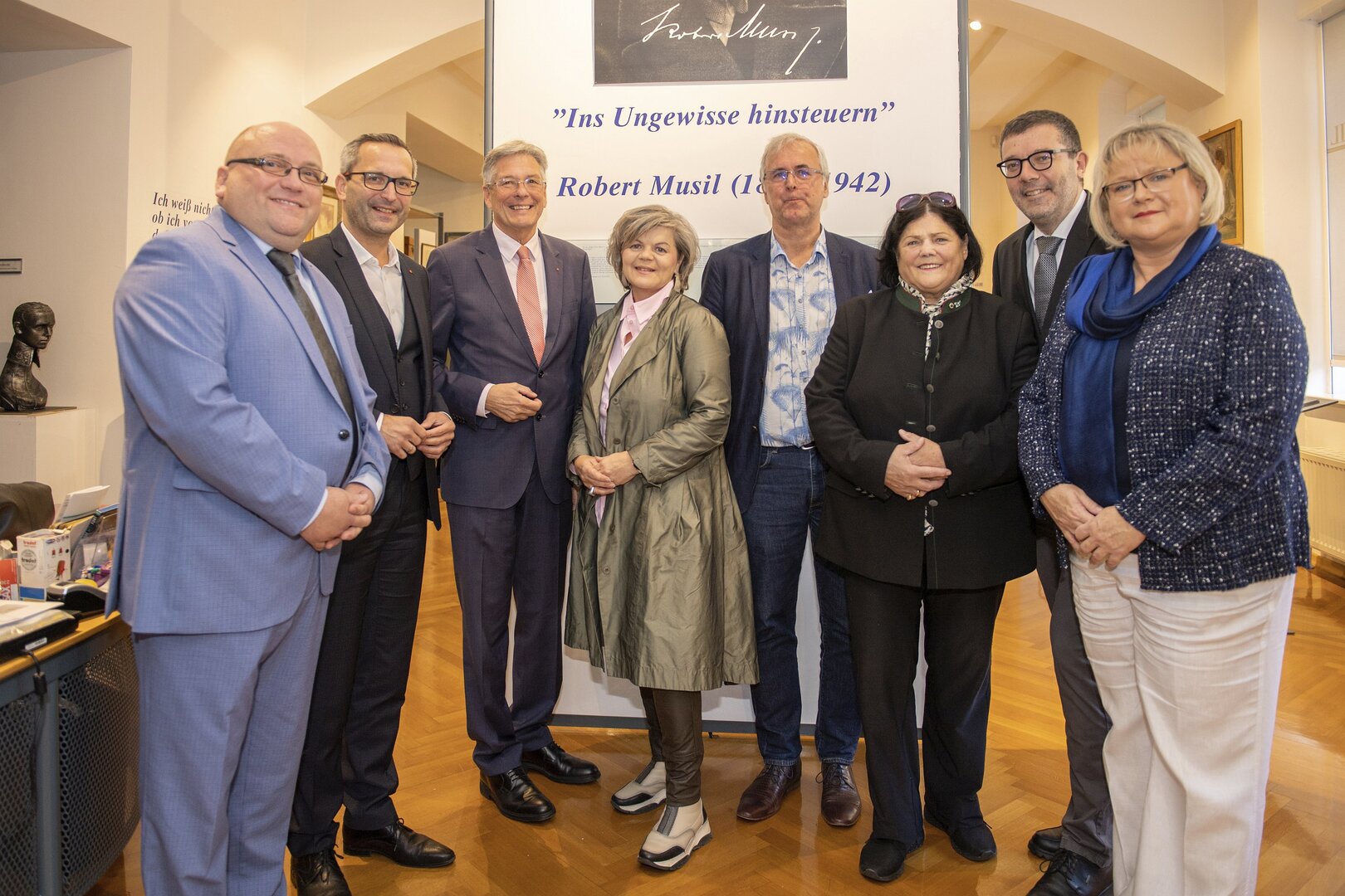 Feierten 25 Jahre Musilhaus in Klagenfurt: v.l.: Mag. Alexander Gerdanovits (Leiter der Abteilung Kultur), Kulturreferent Stadtrat Mag. Franz Petritz, Landeshauptmann Dr. Peter Kaiser, Landtagsabgeordnete Ruth Feistritzer, Dr. Heimo Strempfl (Leiter des Musilmuseums) sowie die Gemeinderäte Ulrike Herzig und Mag. Manfred Jantscher mit Univ.Prof.Dr. Anke Bosse (Vorständin des Robert Musil-Institutes für Literaturforschung). Foto: SK/Hude
