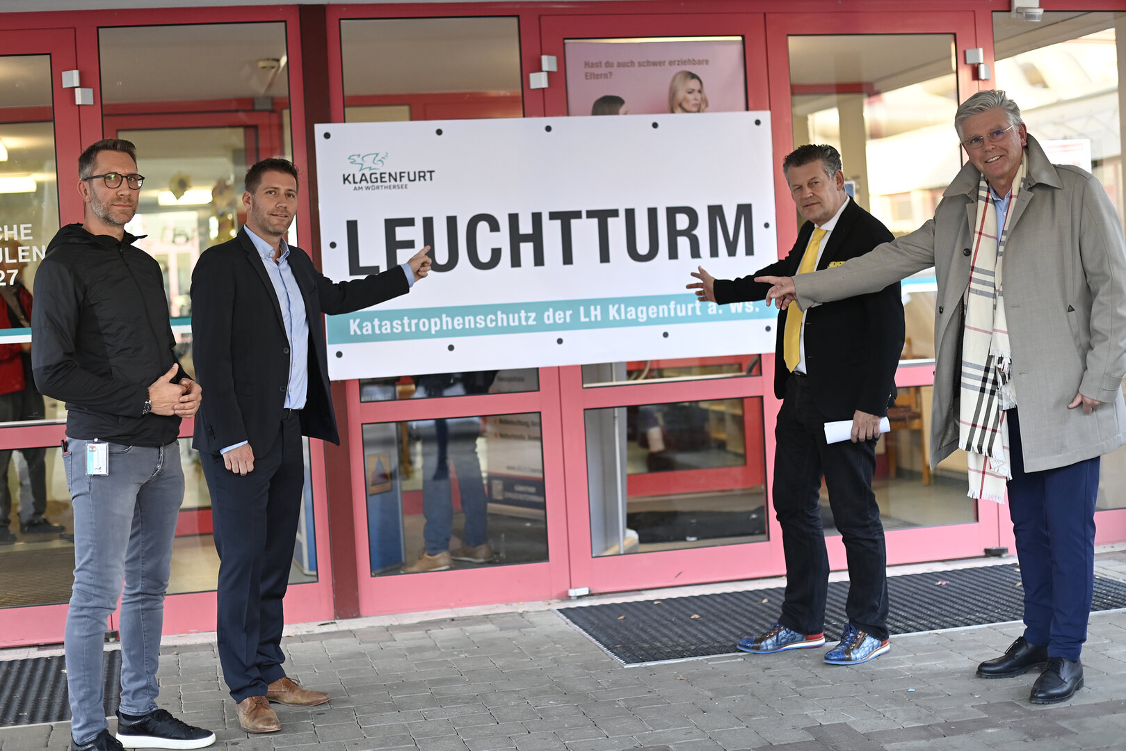 Alexander Lubas (Leiter Krisenstab), Vzbgm. Philipp Liesnig, Bgm. Christian Scheider und Vzbgm. Alois Dolinar besichtigten den Leuchtturm Welzenegg.