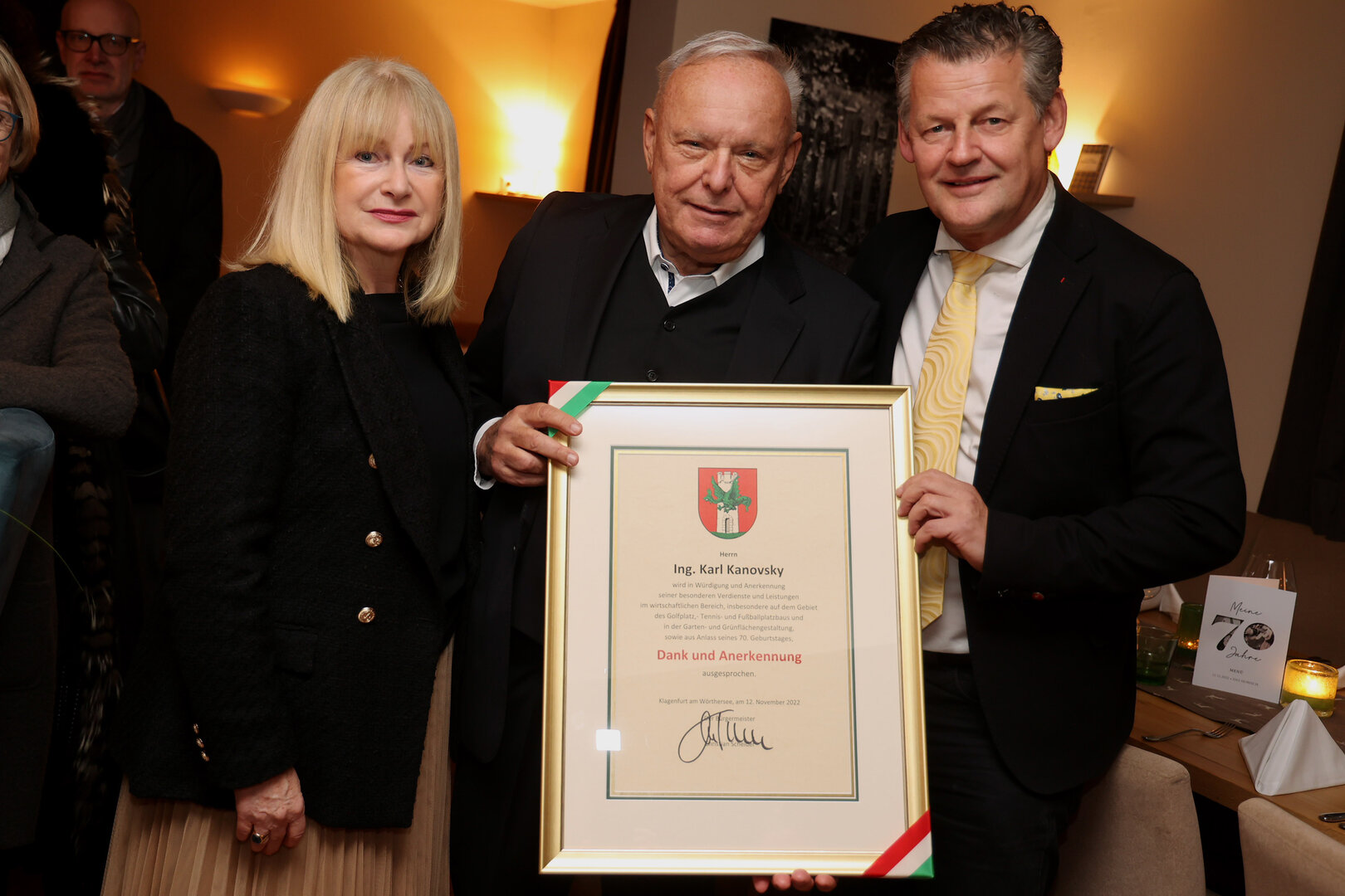 Bürgermeister Christian Scheider überreichte Ing. Karl Kanovsky an  seinem 70. Geburtstag die Dank und Anerkennungs-Urkunde.  Foto: StadtKommunikation/Wajand