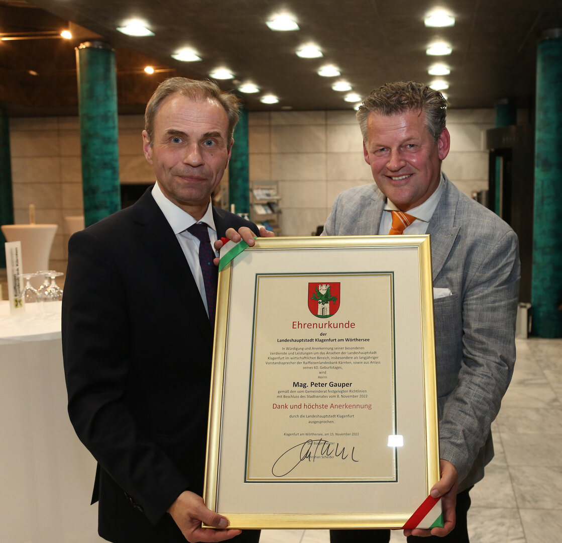 Mag. Peter Gauper wurde im feierlichen Rahmen die Klagenfurter Ehrenurkunde von Bürgermeister Christian Scheider überreicht. Bild: StadtKommunikation/Krainz