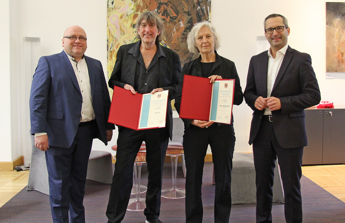 Kulturstadtrat Mag. Franz Petritz und Kulturabteilungsleiter Mag. Alexander Gerdanovits überreichten Angelika Hödl und Gert Prix die Urkunde zum Anerkennungspreis der Landeshauptstadt Klagenfurt am Wörthersee für kulturelle Leistungen.