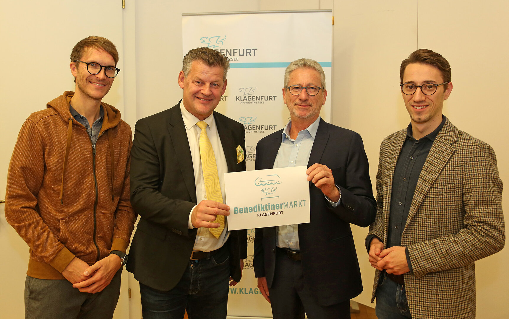 Frierss am Markt: v.li.  Alexander Adamitsch Marktkoordinator mit Bürgermeister Christian Scheider, Rudi und Christoph Frierss