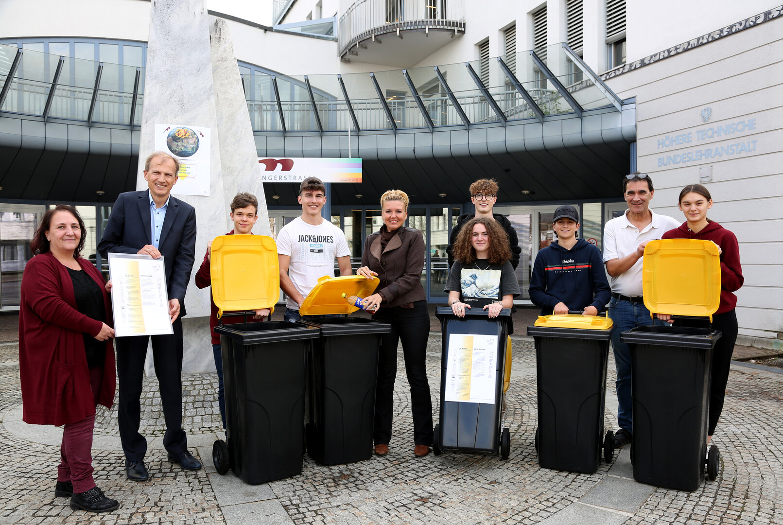v.l.: Projektleiterin Manuela Hochmaier (Abteilung Entsorgung),  Direktor Hubert Lutnik, Entsorgungsreferentin Stadträtin Sandra Wassermann, Daniel Esterl (HTL) und Schülerinnen und Schüler der HTL-Mössingerstraße  präsentierten die Sammelbehälter. Foto: StadtKommunikation/Krainz