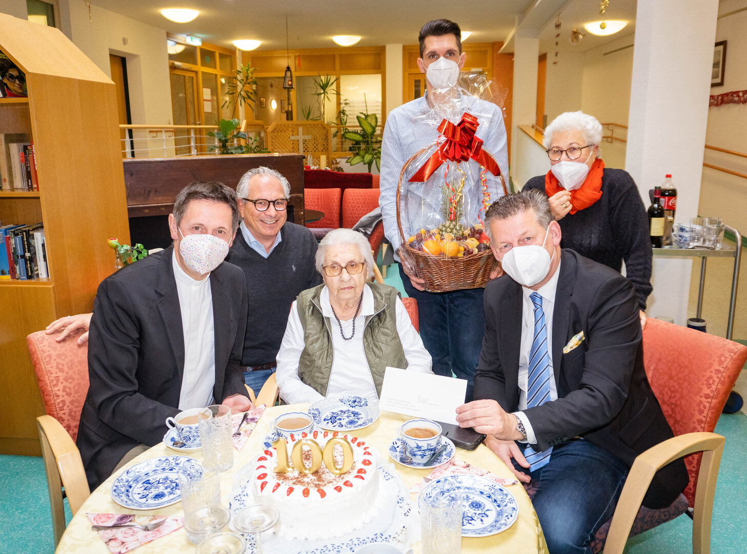 Bürgermeister Christian Scheider und Dompfarrer Dr. Peter Allmaier  besuchten Frau Waltraud Locker im Hülgerthpark, wo sie im Kreise der Familie  ihren 100. Geburtstag feierte.  Foto: StadtKommunikation/Wiedergut