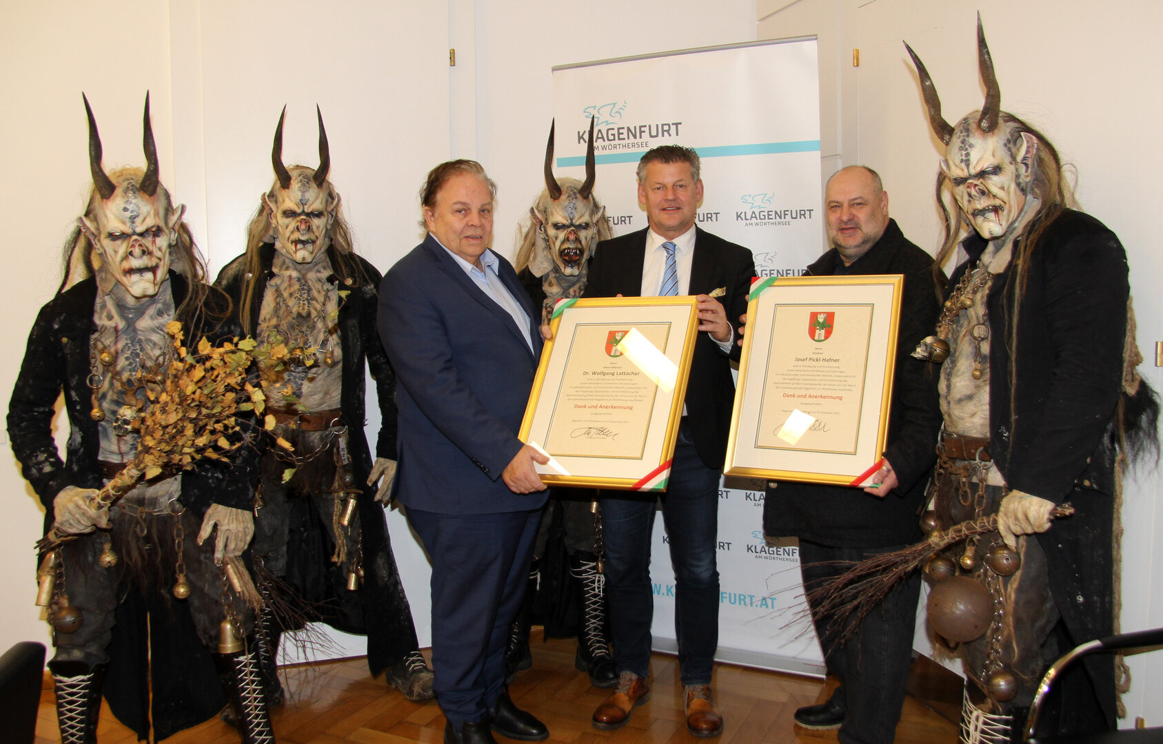 Abgesandte der Welzenegger Krampusgruppe schauten bei der Ehrung von Dr. Wolfgang Lattacher und Josef Pickl-Hafner durch Bürgermeister Christian Scheider im Rathaus vorbei.