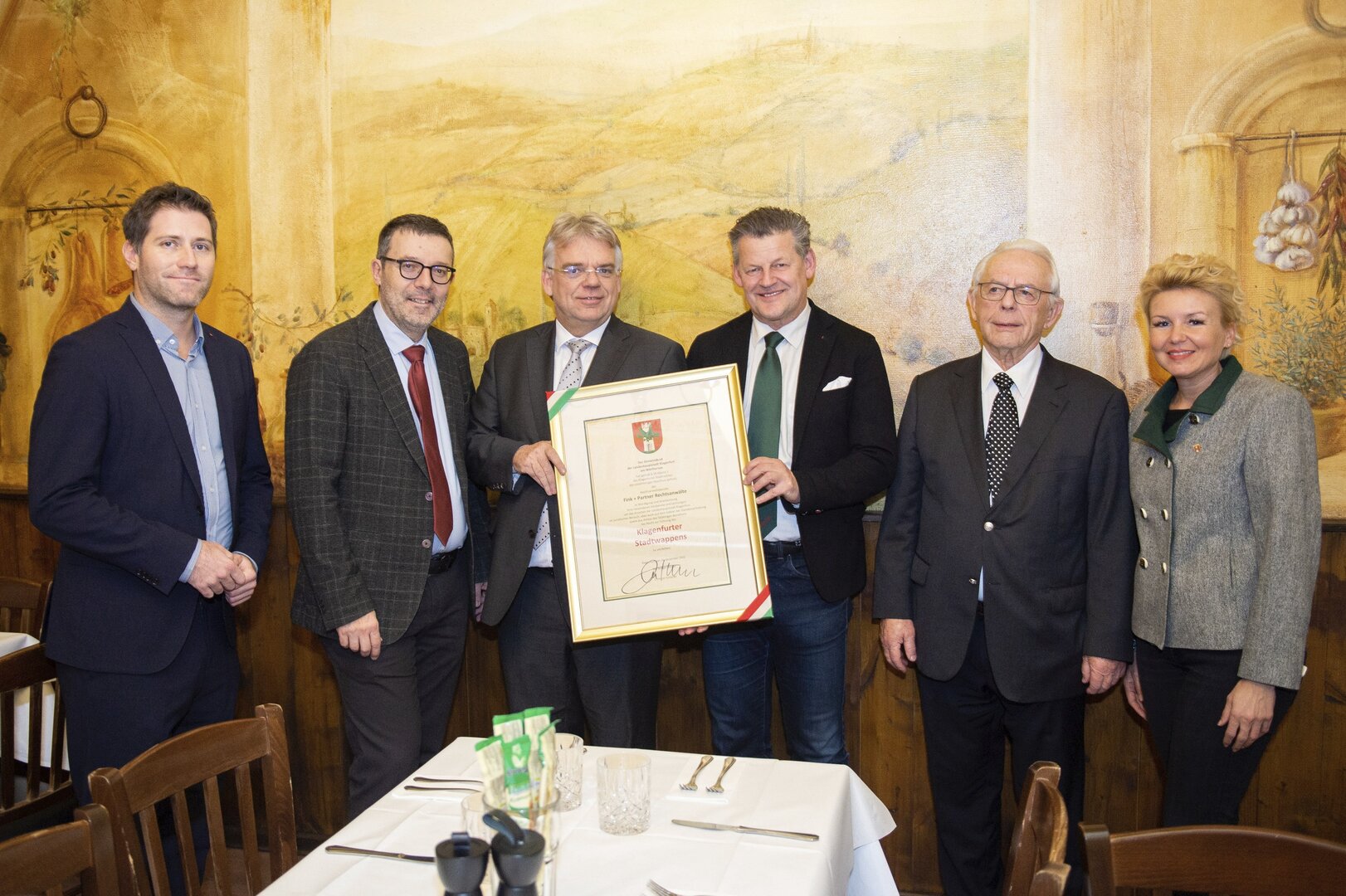Bürgermeister Christian Scheider, Vizebürgermeister Mag. Philipp Liesnig, Stadträtin Sandra Wassermann und GR Mag. Manfred Jantscher überreichten der Rechtsanwaltskanzlei Fink + Partner das Klagenfurter Stadtwappen.