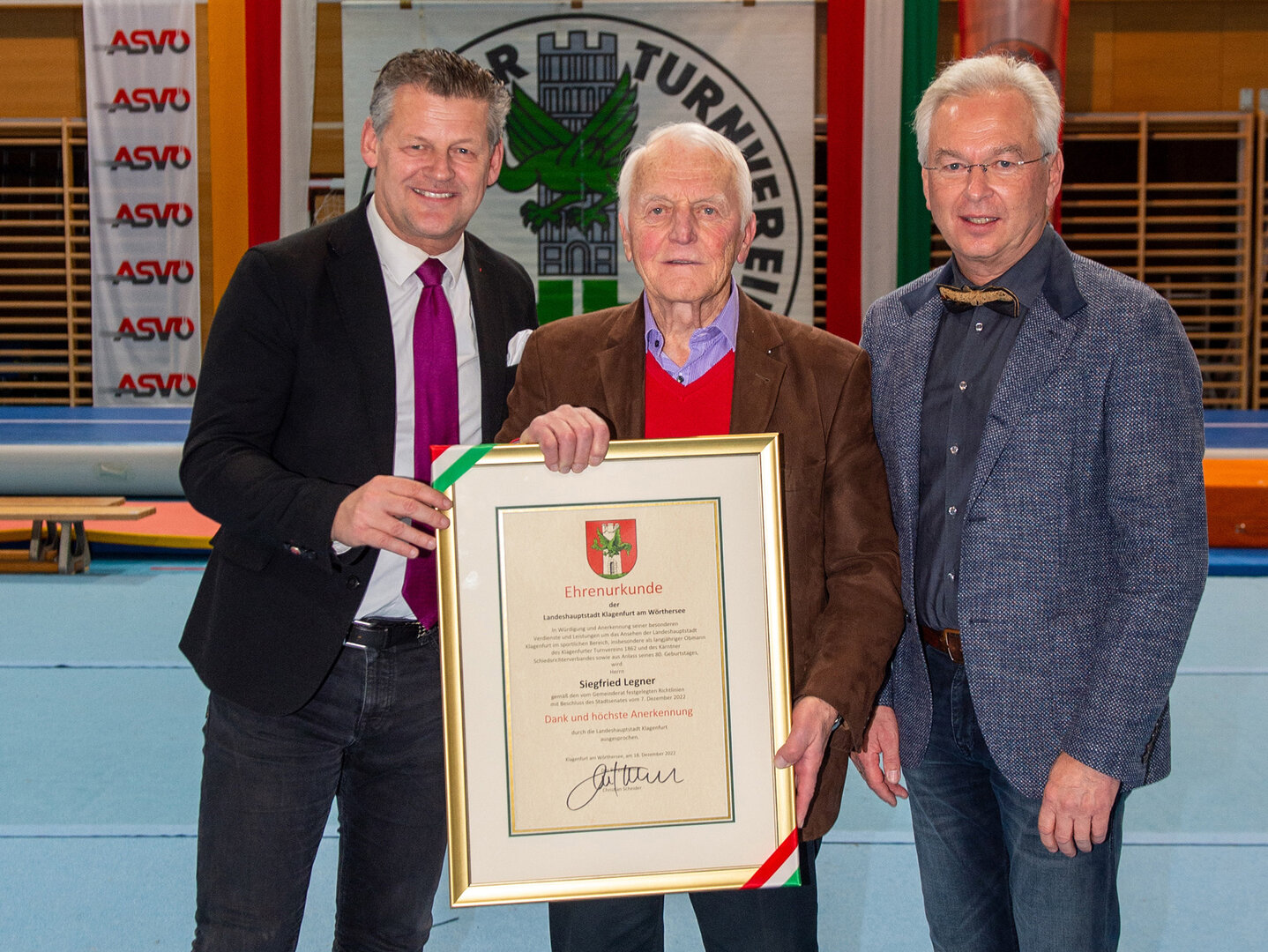 Bürgermeister Christian Scheider überreichte an KTV-Langzeitobmann Siegfried Legner die Ehrenurkunde der Stadt Klagenfurt im Beisein des neuen KTV-Obmanns DI Reinhold Luschin.