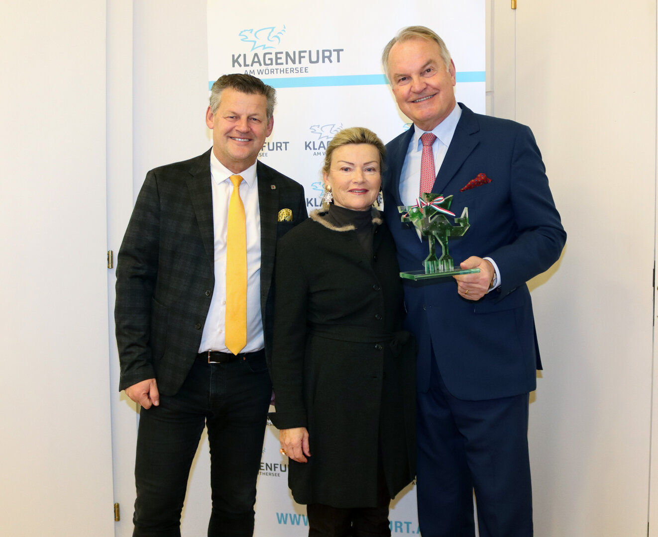 Herr Mag. Andreas Lechner freute sich den Gläsernen Lindwurm im Rathaus entgegenzunehmen. Bild: StadtKommunikation/Kaimbacher