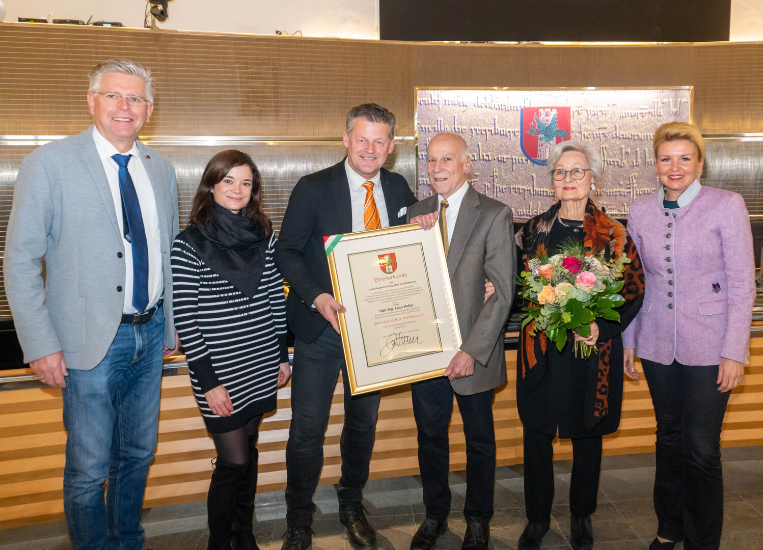 v.l.: Vizebürgermeister Prof. Mag. Alois Dolinar, Stadträtin Mag. Corinna Smrecnik, Bürgermeister Christian Scheider, Dipl.-Ing.Arch. Klaus Holler mit seiner Gattin und Stadträtin Sandra Wassermann.   Foto: StadtKommunikation/Wiedergut