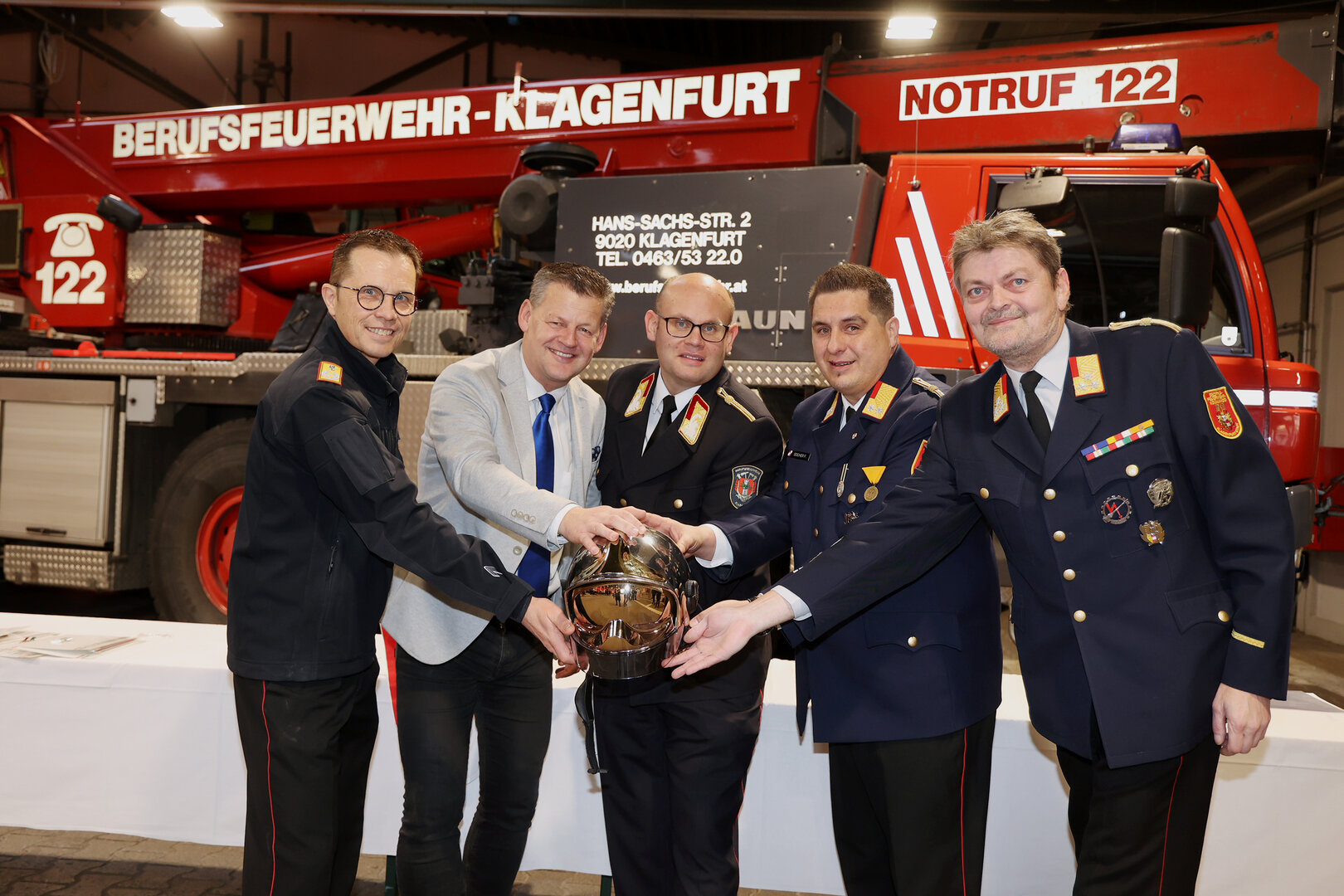 v.l.: Landesfeuerwehrkommandant Rudolf Robin, Bürgermeister Christian Scheider, Branddirektor Herbert Schifferl,  Bezirksfeuerwehrkommandant-Stv. Franz Socher,  Bezirksfeuerwehrkommandant Gerhard Egger. Foto: StadtKommunikation/Wajand