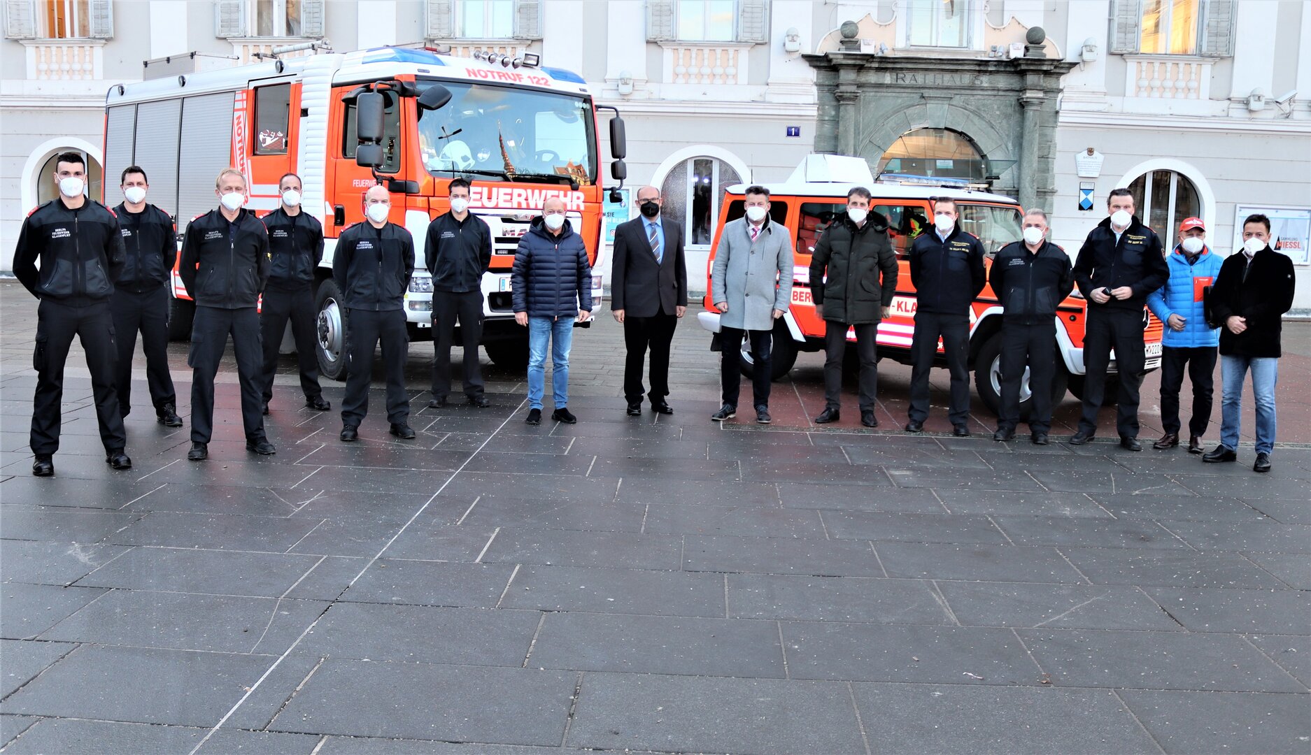 DI Herbert Schifferl (Bild Mitte) bei der ersten Vorstellungsrunde mit Bürgermeister Christian Scheider, Magistratsdirektor Peter Jost, den Offizieren und einer Dienstgruppe der Berufsfeuerwehr.  Foto: StadtKommunikation/ Rosenzopf