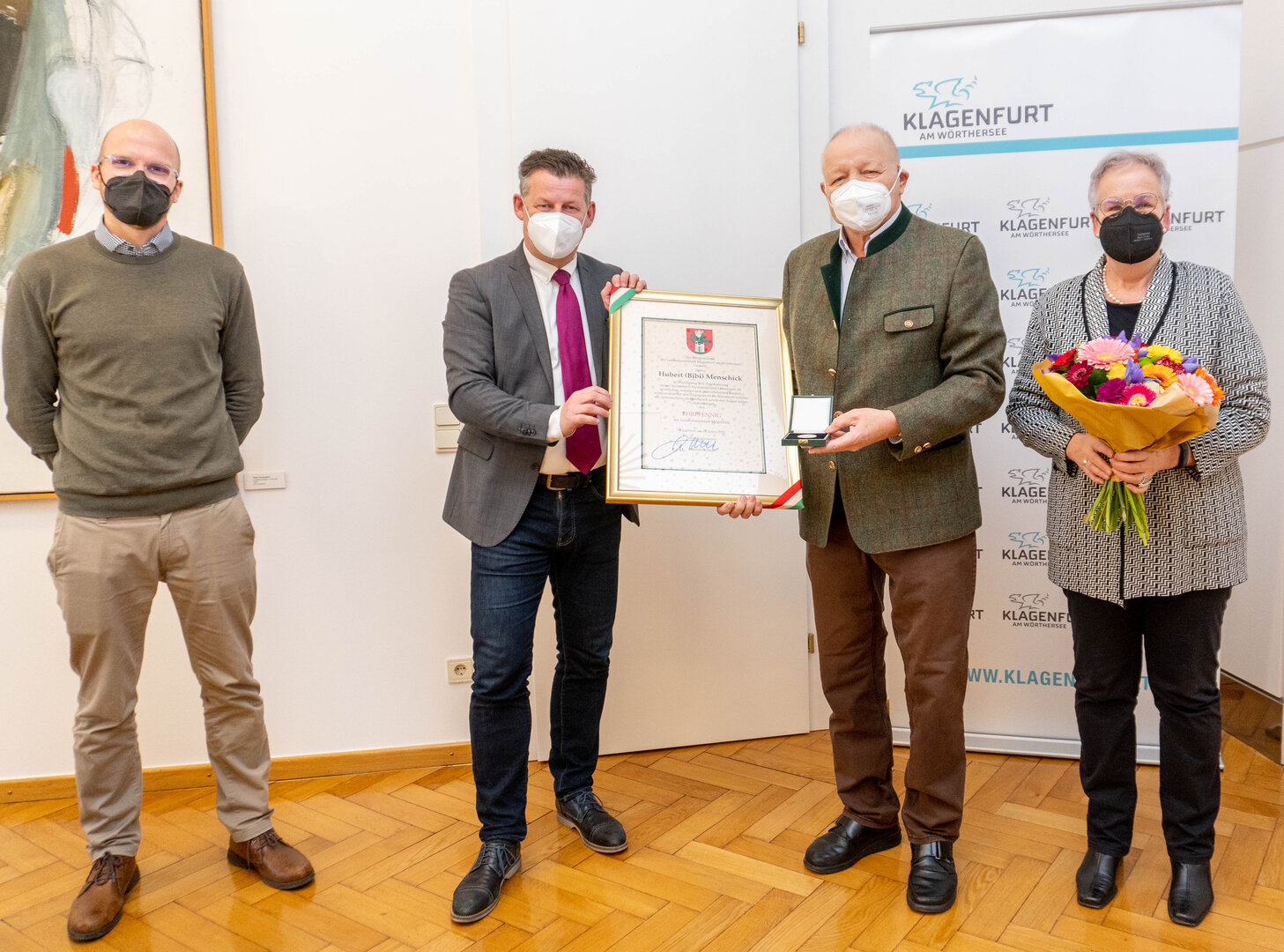 Hubert „Bibi“ Menschick bekam von Bürgermeister Christian Scheider  in Anwesenheit seiner ehemaligen Gattin Frau Dr.in Ilse Menschick und Sohn  Gregor Menschick den Ehrpfennig verliehen. Foto: StadtKommunikation/Wiedergut