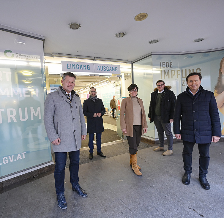 Bgm Christian Scheider, Gesundheitsreferent StR Mag. Franz Petritz, LR Dr. Beate Prettner, GR Julian Geier und Georg Steiner MBA im neuen Impfzentrum am Alten Platz