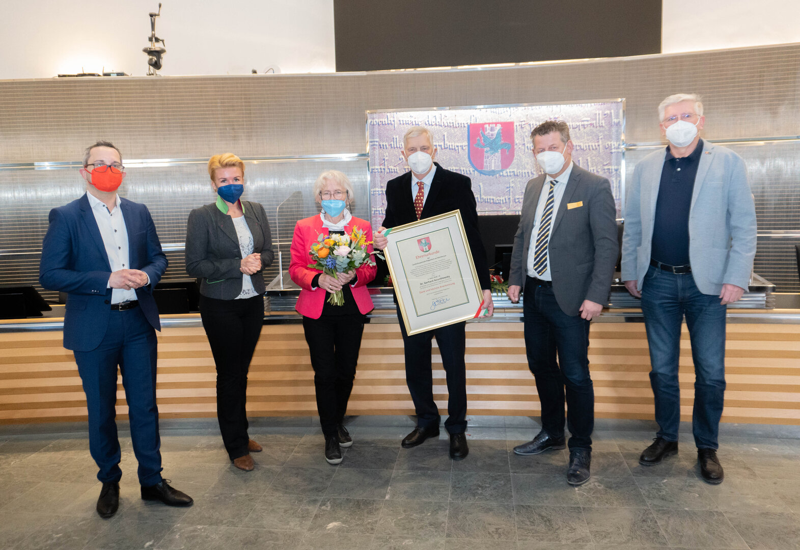 Von links: Stadtrat Mag. Franz Petritz, Stadträtin Sandra Wassermann, Univ.-Prof. i.R. Dr.  Gerhard Neweklowsky mit seiner Gattin, Bürgermeister Christian Scheider und  Vizebürgermeister Prof. Mag. Alois Dolinar.  Foto: StadtKommunikation/Wiedergut