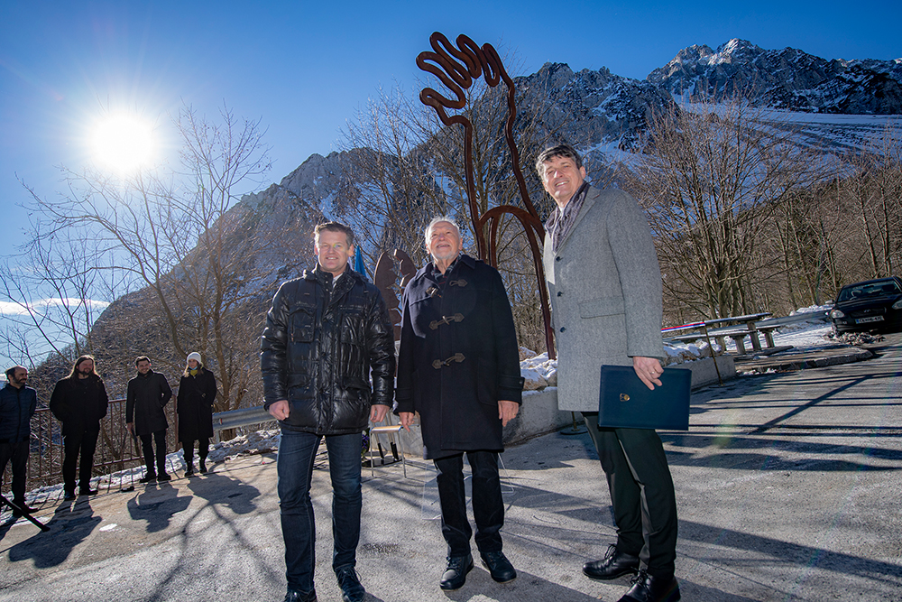 Bgm Christian Scheider, Bgm Mag. Borut Sajovic und Univ. Prof. Dr. Peter Gstettner bei der Enthüllung des zweiten Teils der Zwillings-Installation „Unvergessen – Ungebrochen“