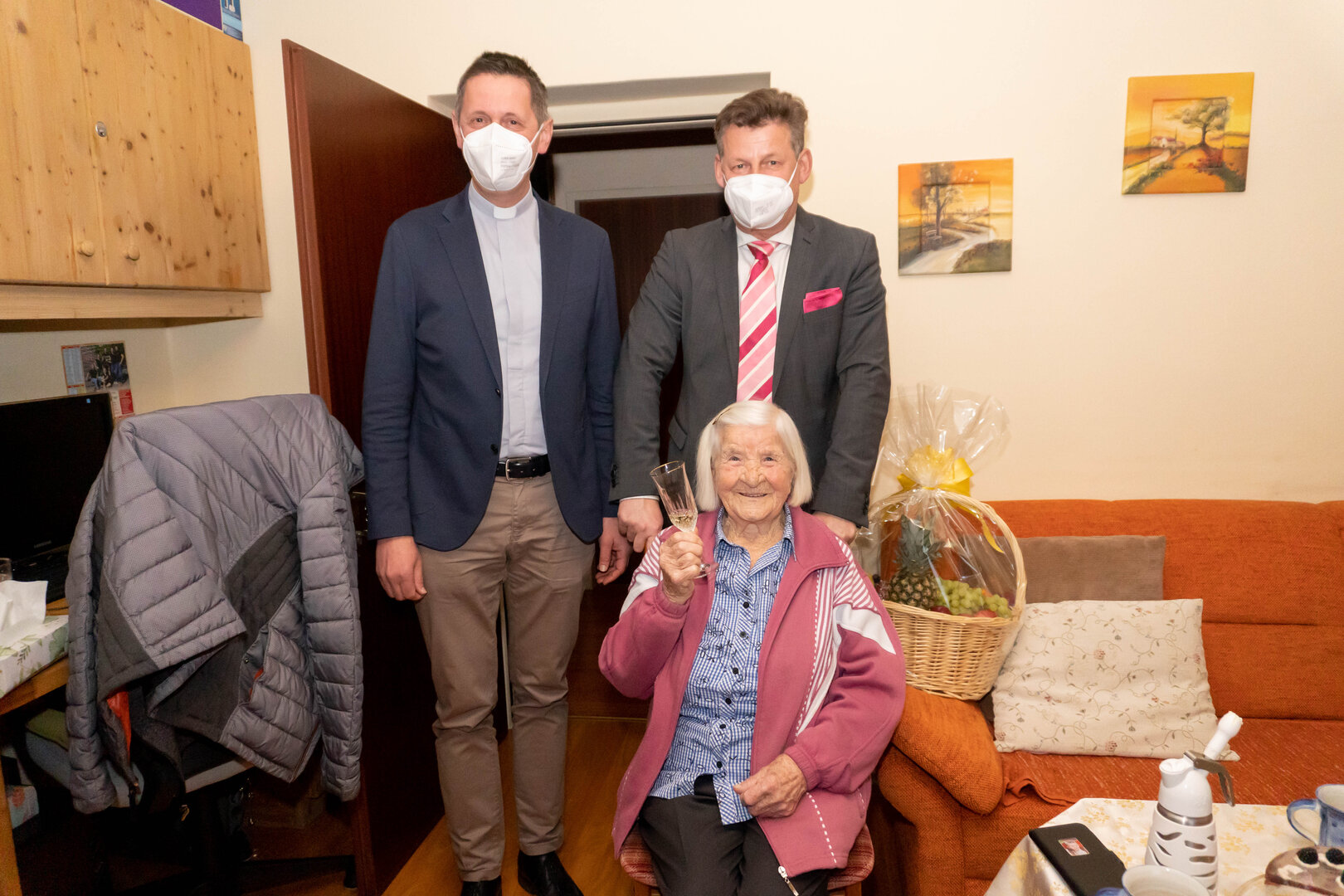 Bürgermeister Christian Scheider und Dompfarrer Peter Allmaier feierten mit Aloisia Rainer ihren 101. Geburtstag. Foto: StadtKommunikation/Wiedergut