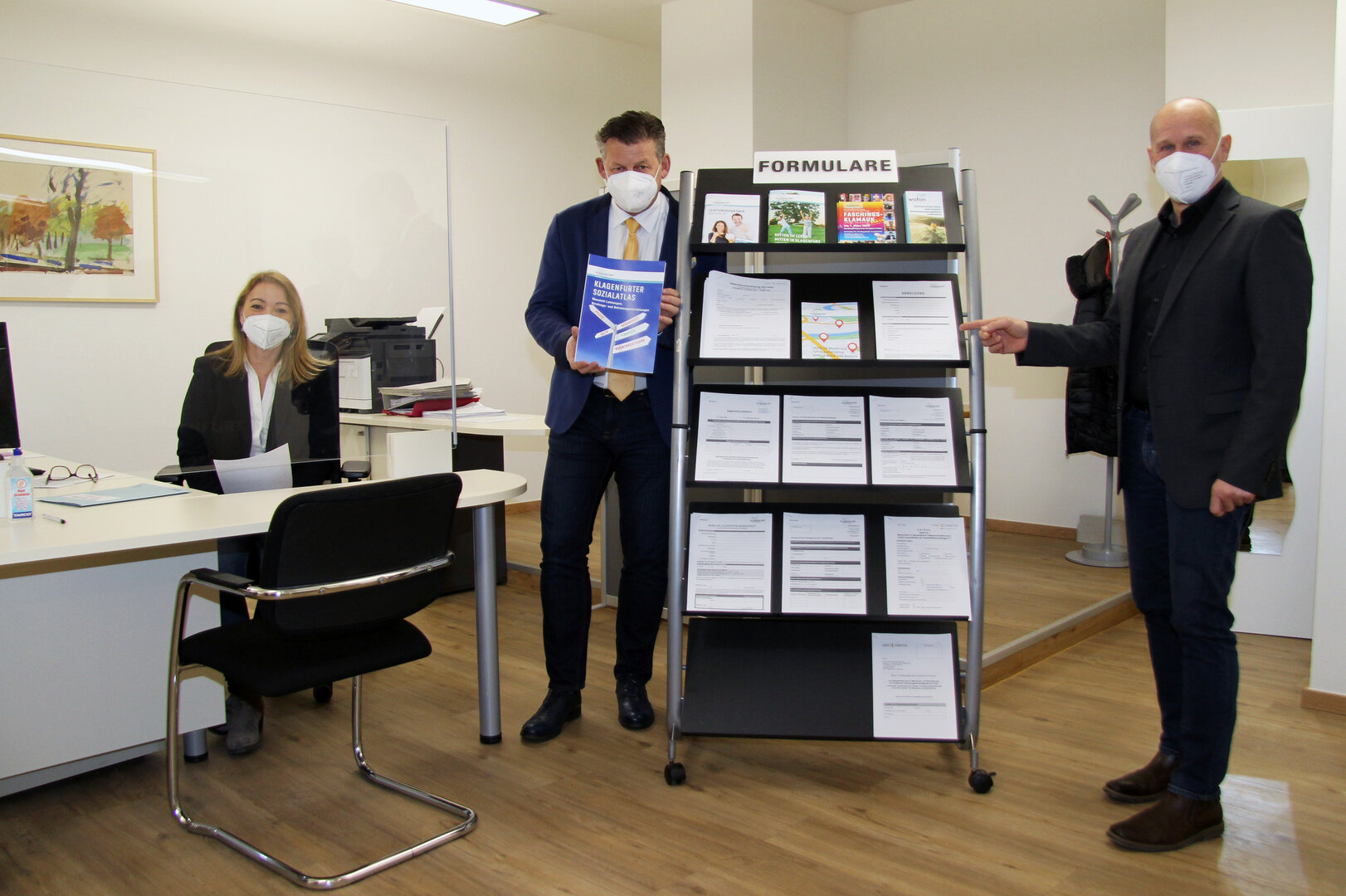Joachim Katzenberger, B.A. MA (Leiter Abteilung Soziales) und Sozialreferent Bgm Christian Scheider besuchen die Mitarbeiter des „Bürgerservice Soziales“. Foto: StadtKommunikation/Raphael Spatzek