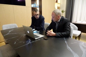 Roman Klichuk, Bürgermeister von Czernowitz mit seinem Übersetzer. Foto: Büro Bürgermeister Roman Klichuk