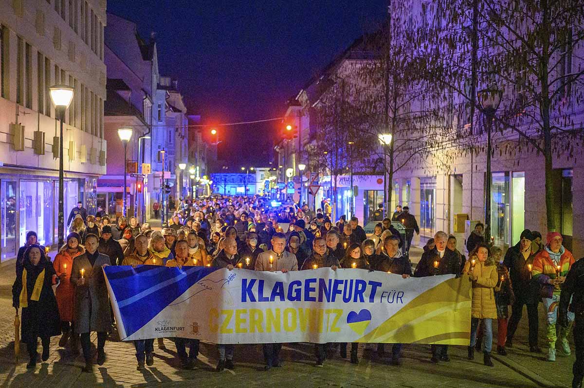 Friedenszug mit Vertretern der Stadt- und Landespolitik, der Kirche und Hilfsorganisationen und hunderten Bürgerinnen und Bürgern durch die Klagenfurter Innenstadt zum Neuen Platz. © StadtKommunikation / Hude