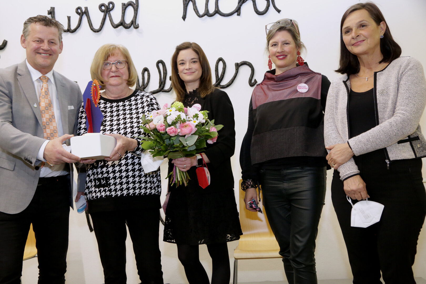 Maria-Tusch-Preisträgerin Brigitte Janshoff mit Frauenreferentin StR Mag. Corinna Smrecnik, Bgm Christian Scheider, Mag. Astrid Malle (Frauenbeauftragte der Stadt Klagenfurt) und der Künstlerin Ina Loitzl, die die Trophäe gestaltet hat. © Wajand