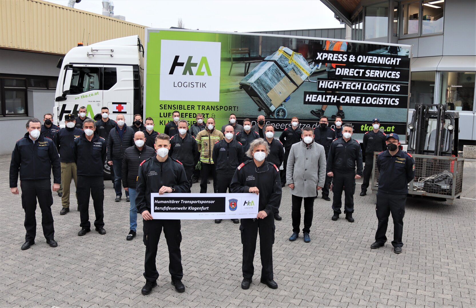 Die Berufsfeuerwehr, Bürgermeister Christian Scheider und Magistratsdirektor Dr. Peter Jost bei der Verabschiedung des fünften Hilfstransports. Foto: StadtKommunikation/Rosenzopf