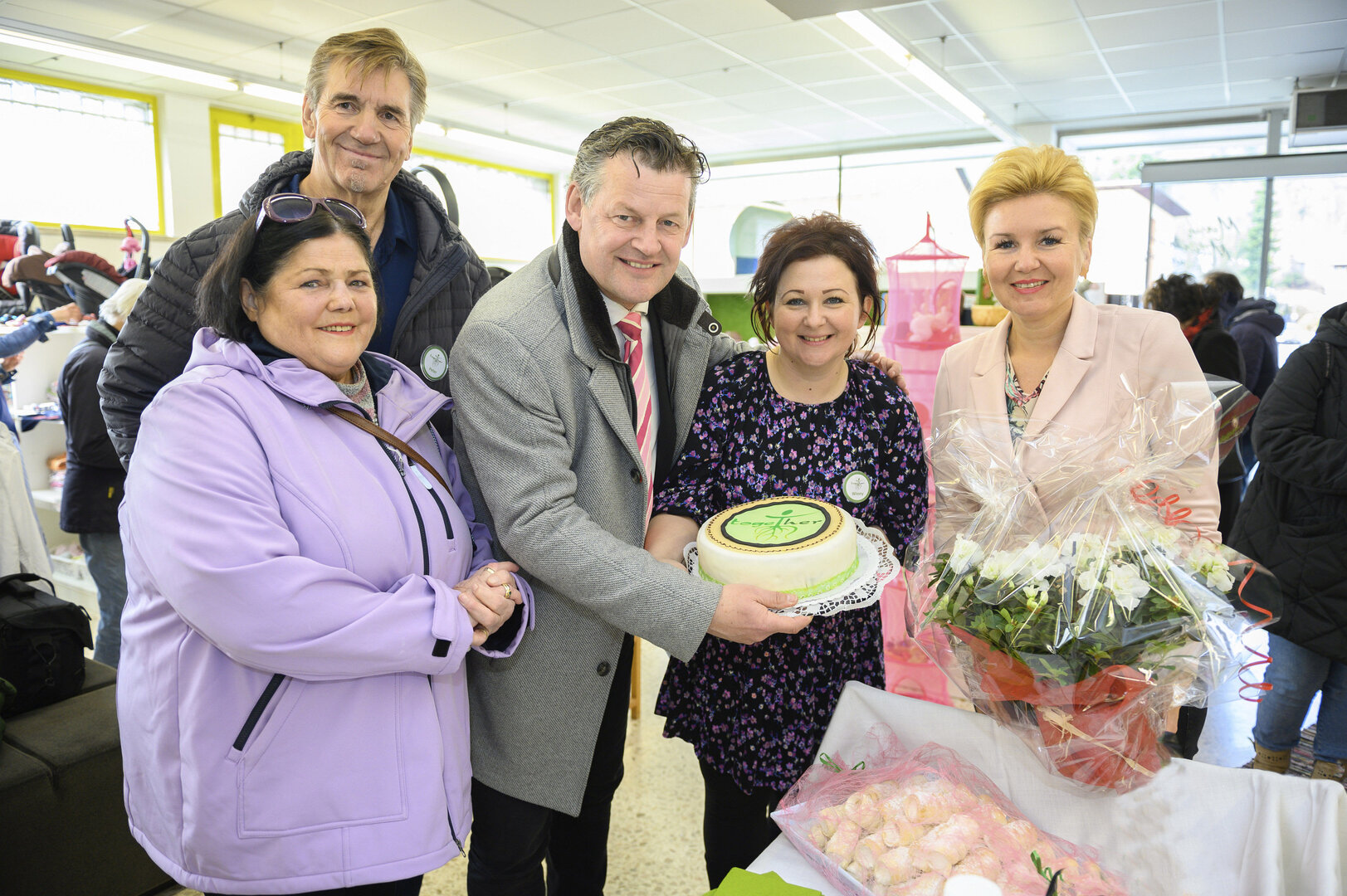 GR Ulrike Herzig , Peter Kollegger , Sozialreferent Bgm Christian Scheider, "Winni" Ervina Sowa und StR Sandra Wassermann (v.l.n.r.) bei der Eröffnung des Together Point in Viktring. Foto: StadtKommunikation/Thomas Hude