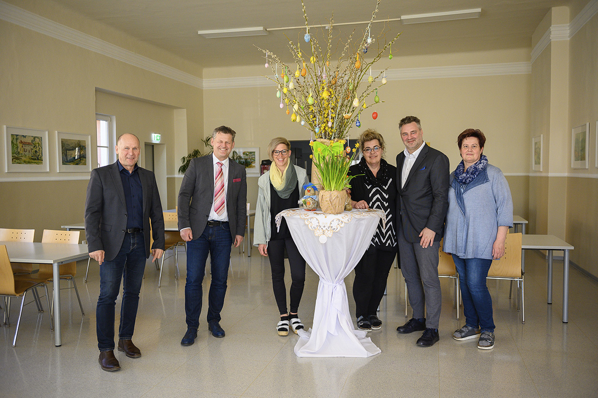 Bürgermeister Christian Scheider mit Sozialabteilungsleiter Joachim Katzenberger, dem Volksküche-Team Annemarie Simtschitsch, Sonja Plasch, Romana Plasch und „FeineKüche“-Chef Adolf Kulterer. ©Hude