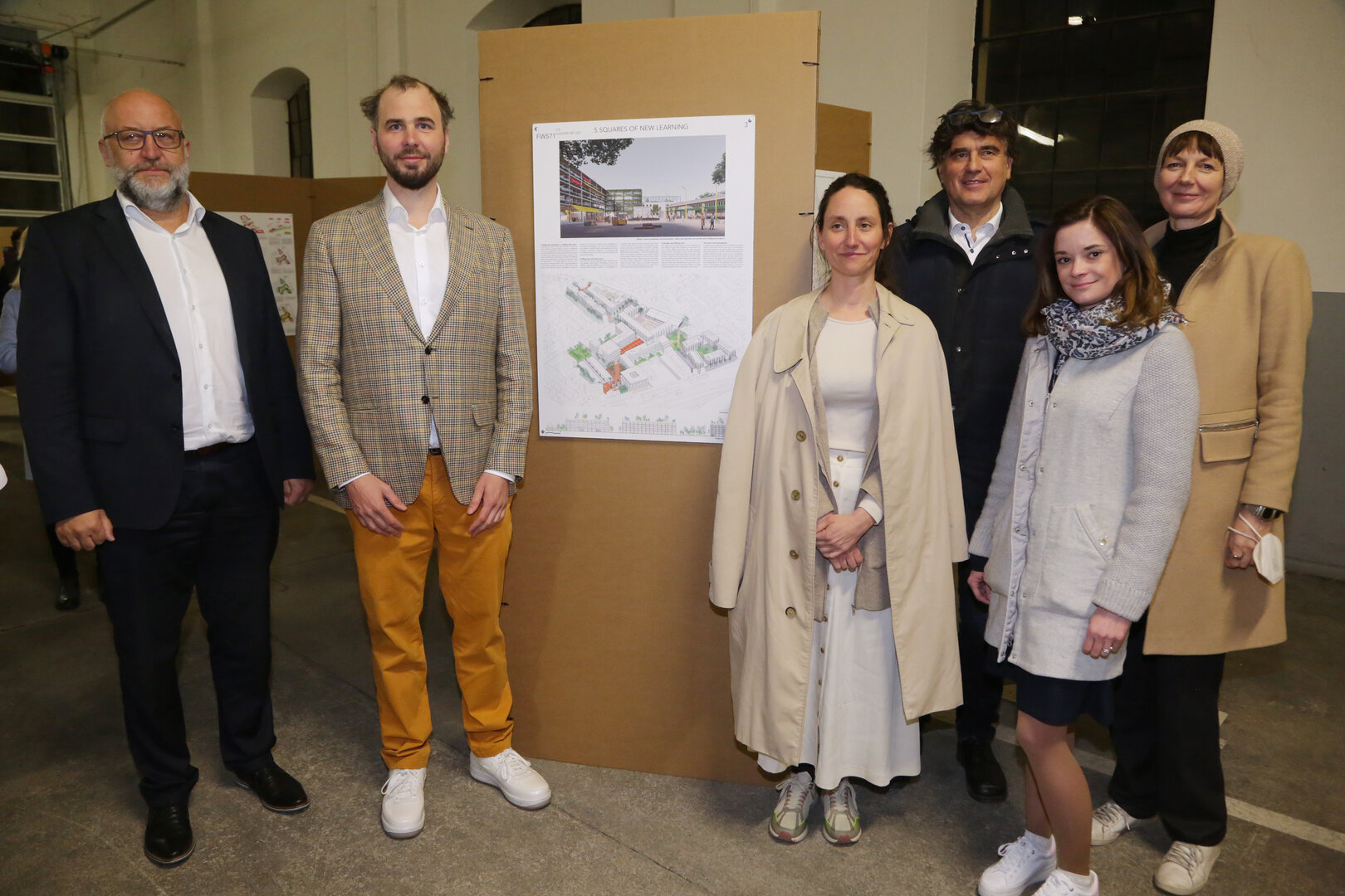 EUROPAN 16-Ausstellungseröffnung, vl.: DI Erwin Smole, Gewinner Artem Kitaev und Eva Händler-Kitaeva, DI Robert Piechl, Stadtplanungsreferentin StR Mag. Corinna Smrecnik und Iris Kaltenegger Foto: StadtKommunikation / Wajand