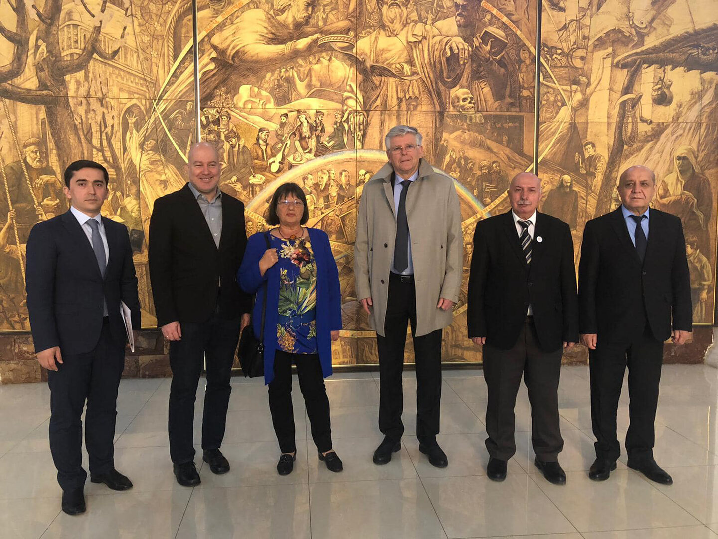 Die Klagenfurter Delegation mit Vizebürgermeister Prof. Mag. Alois Dolinar, der Leiterin der Abteilung Protokoll, Mag. Eva Janica und dem Geschäftsführer der Kärntner Messen, Mag. Dr. Bernhard Erler mit offiziellen Vertretern der Stadt Duschanbe im Rathaus der tadschikischen Partnerstadt. Foto: StadtKommunikation