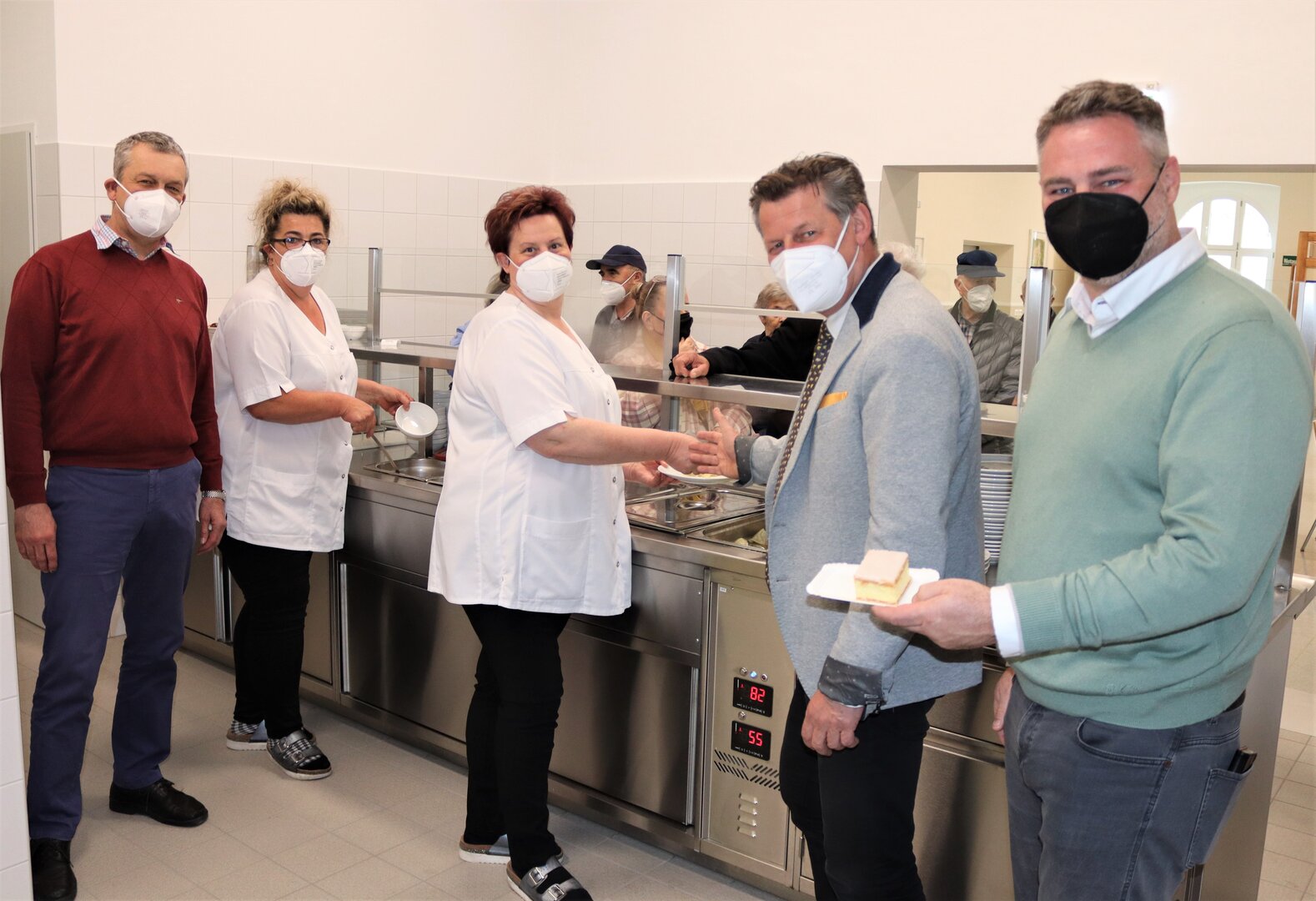 Bürgermeister Christian Scheider, Stadtrat Max Habenicht und Adi Kulterer (Feine Küche Kulterer) mit Mitarbeiterinnen der Volksküche. Foto: StadtKommunikation-Rosenzopf