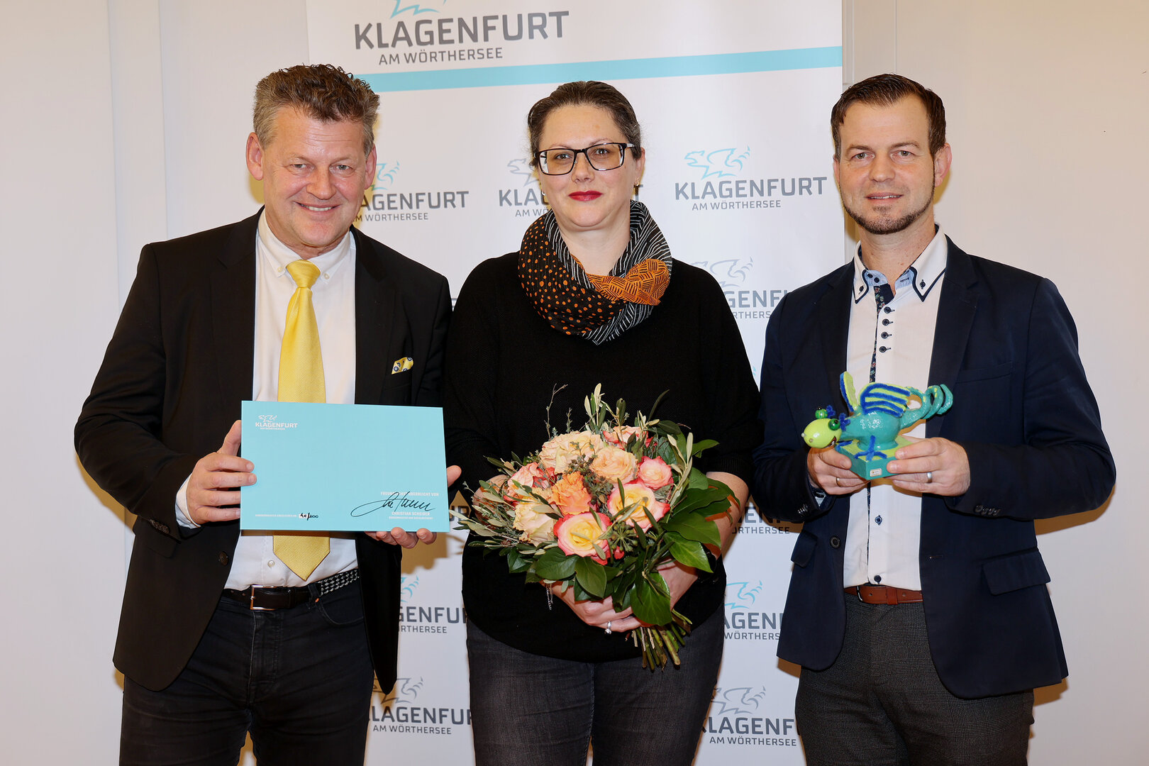 Bürgermeister Christian Scheider mit Markus Wutscher und Simone Wegscheider vom Jugend- und Familiengästehaus bei der Übergabe des Klagenfurter Sozialpreises im Rathaus.   Foto: StadtKommunikation/Wajand