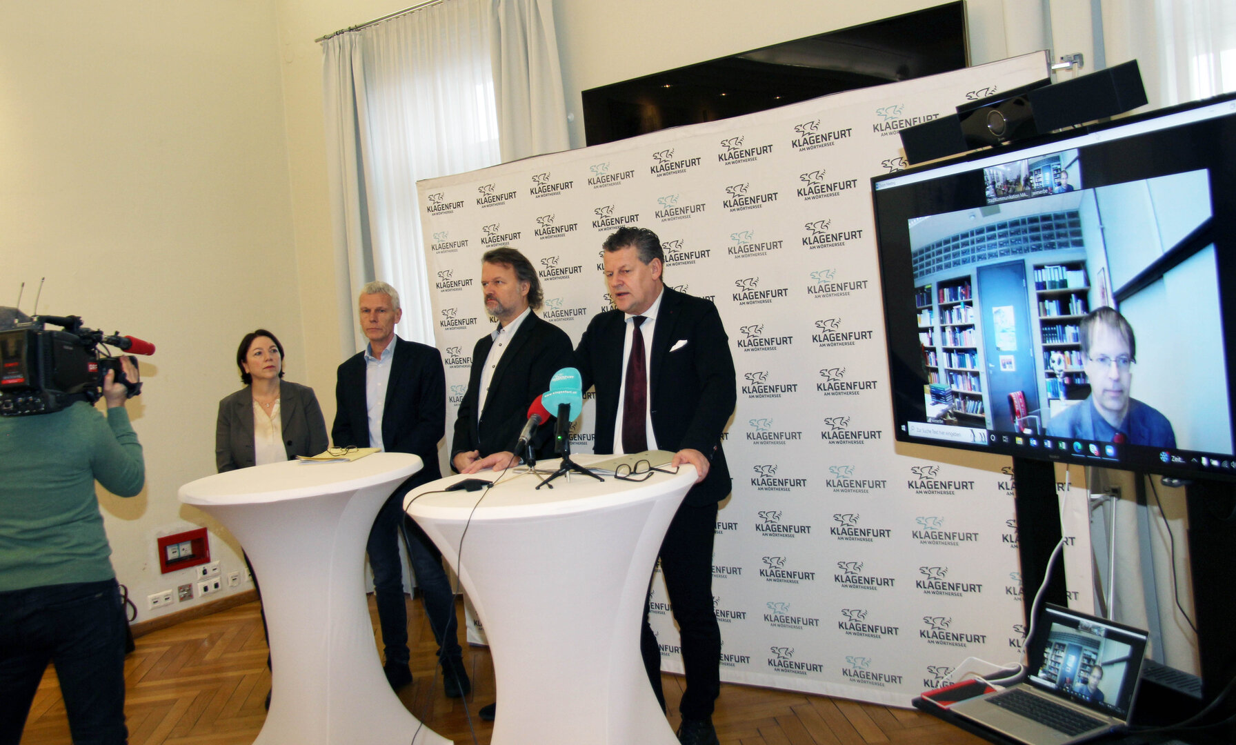 An dem Pressegespräch im Rathaus nahmen neben Bürgermeister Christian auch die drei dienstältesten Juristen im Magistrat, Mag. Karin Zarikian, Dr. Herwig Noisternig und Mag. jur. Thomas Valent teil. Außerdem war Univ.‐Prof. DDr. Dr. h.c. Bernd Wieser online zugeschalten.