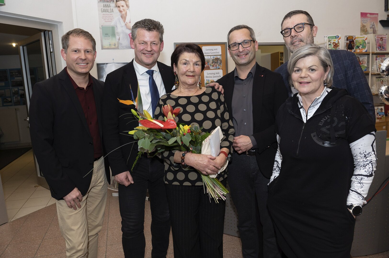 Bürgermeister Christian Scheider mit Kulturreferent Stadtrat Mag. Franz Petritz, Bibliotheksleiterin Mag. Brita Grumeth, Gemeinderat Mag. Manfred Jantscher sowie Landtagsabgeordnete Ruth Feistritzer und Ing. Mag. Dr. Markus Steindl (links) von der Abteilung Bildung des Landes Kärnten bei der 35-Jahr-Feier in Viktring.  Foto: SK / Hude