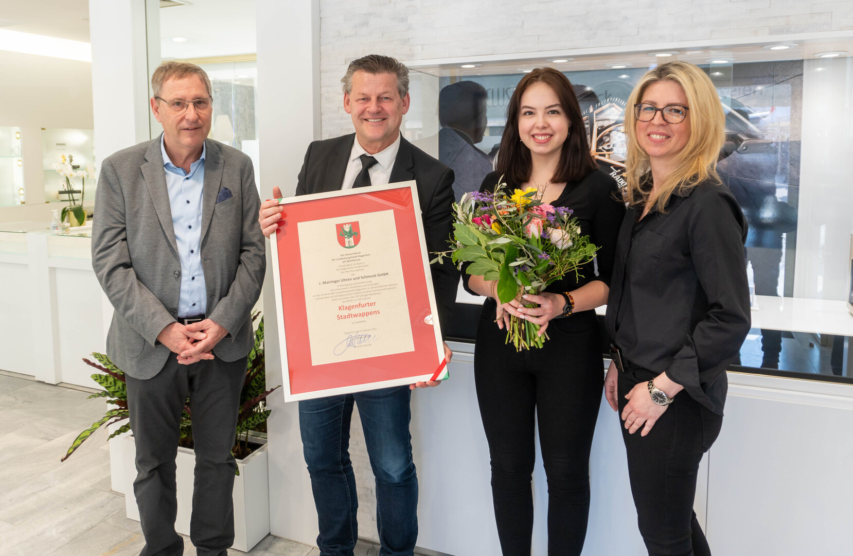 Bürgermeister Christian Scheider und Gemeinderat Dr. Andreas  Skorianz verliehen dem Juwelier Mairinger das Klagenfurter Stadtwappen.  Foto: StadtKommunikation/Wiedergut