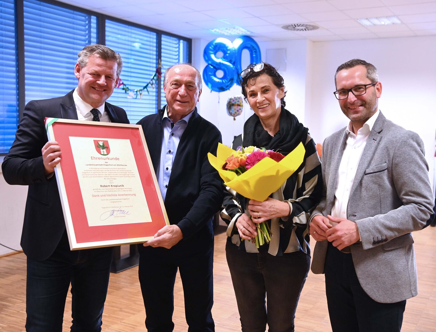 Bürgermeister Christian Scheider überreichte gemeinsam mit Stadtrat Mag. Franz Petritz die Ehrenurkunde der Stadt Klagenfurt an Robert Kropiunik (am Bild mit seiner Lebensgefährtin) Foto: StadtKommunikation/Pessentheiner
