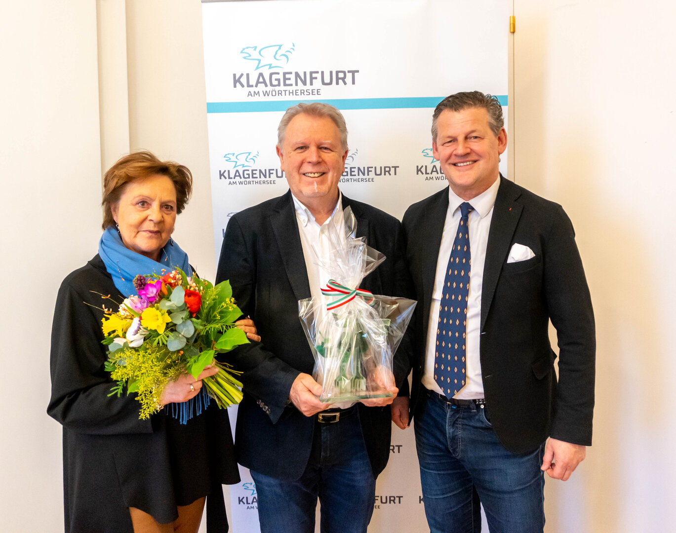 Friseurmeister Georg Wilhelmer bekam am Mittwoch, in Begleitung seiner Frau, von Bürgermeister Christian Scheider den Gläsernen Lindwurm der Landeshauptstadt Klagenfurt überreicht.  Foto: StadtKommunikation/Wiedergut