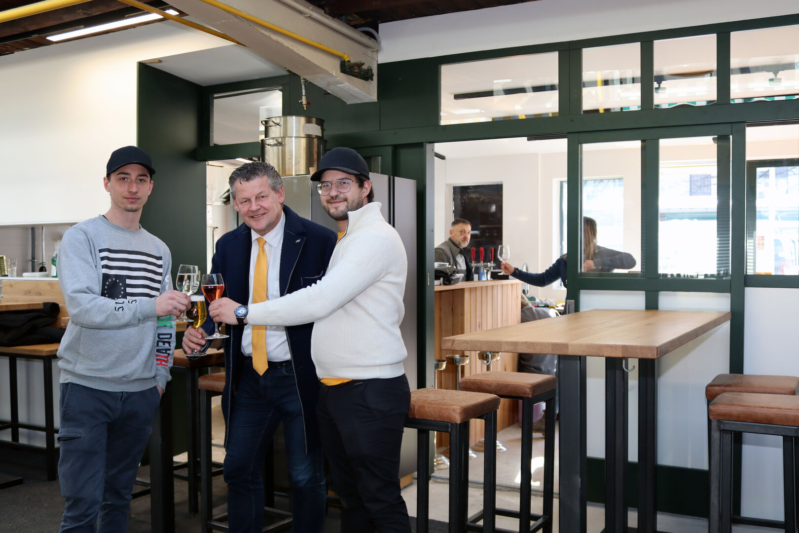 Bürgermeister Christian Scheider besuchte Michale Stultschnig (Inhaber) und  Sebastian Kulterer (Küchenchef) bei der Lokaleröffnung. Bild: StadtKommunikation/ Kaimbacher