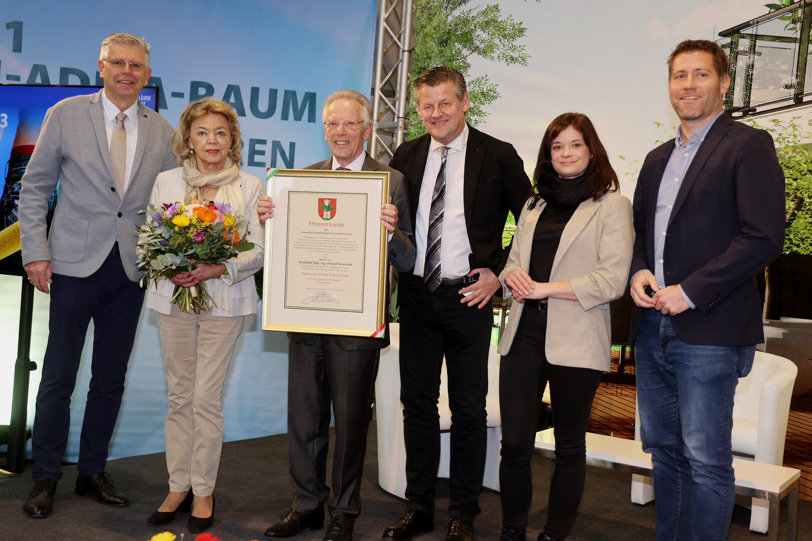Baurat h.c. Architekt Dipl.-Ing. Harald Omansiek wurde die Ehrenurkunde durch Bürgermeister Christian Scheider, Vizebürgermeister Mag. Philipp Liesnig, Vizebürgermeister Prof. Mag. Alois Dolinar und Stadträtin Mag. Corinna Smrecnik verliehen. Foto: StadtKommunikation/Wajand