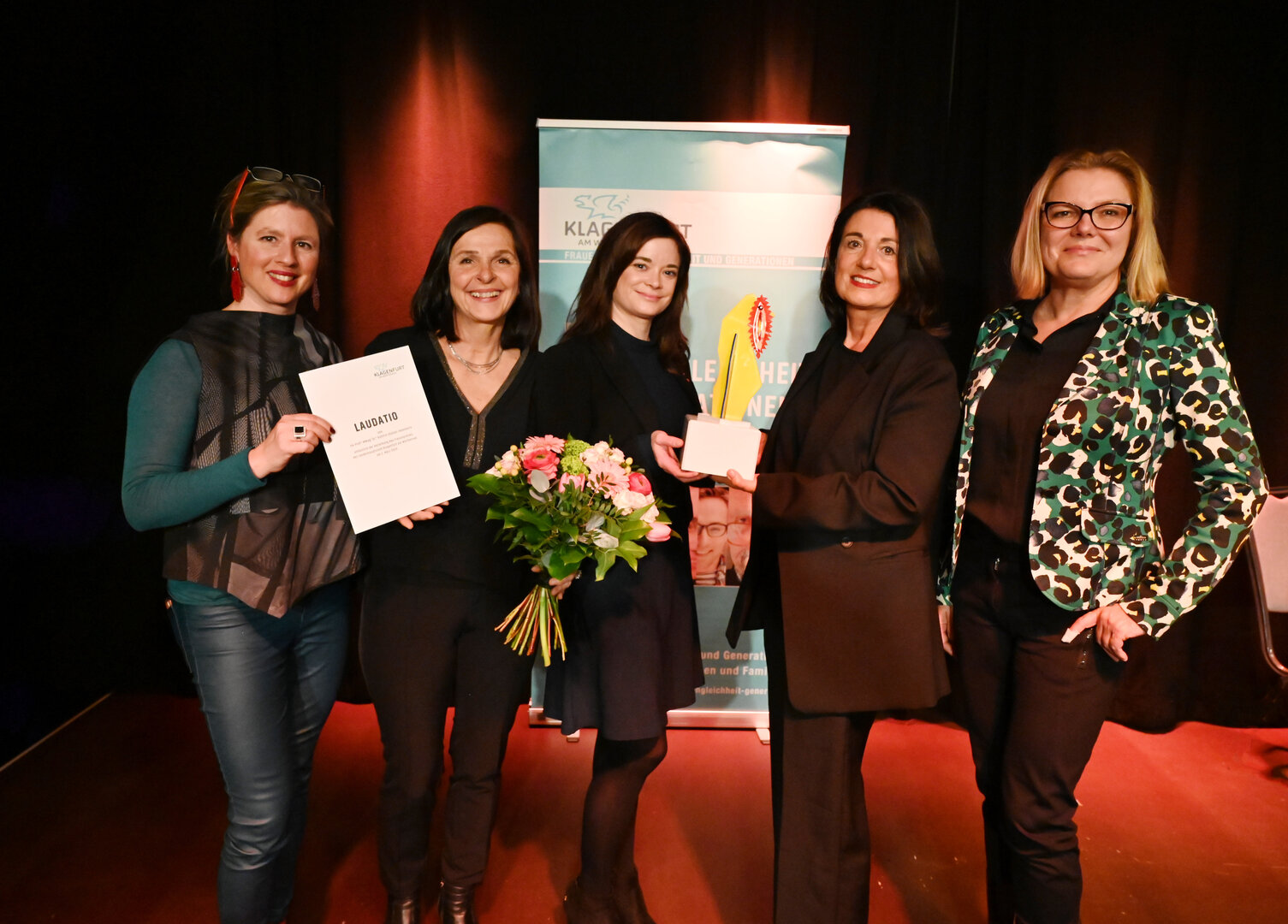 Die Designerin der Skulptur des Frauenpreises, Künstlerin Ina Loitzl sowie die Frauenbeauftragte der Stadt Klagenfurt, Mag. Astrid Malle, Frauenreferentin Stadträtin Mag. Corinna Smrecnik mit Preisträgerin Dr. Ute Liepold und Laudatorin FH-Prof. MMag. Dr. Kathrin Stainer-Hämmerle bei der gestrigen Preisverleihung im VolXhaus. 