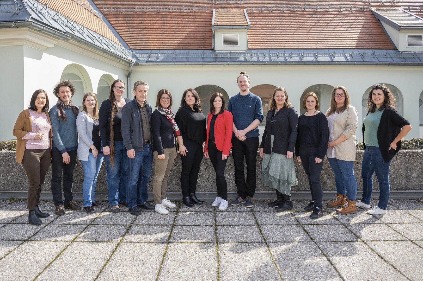 Stadträtin Mag. Corinna Smrecnik, Simon Březina BA und Mag. Astrid Malle mit den Teilnehmern beim Femizide Expert:innen-Treffen & Kooperationstreffen STOP  im Stadthaus Klagenfurt. Foto: StadtKommunikation/Hude