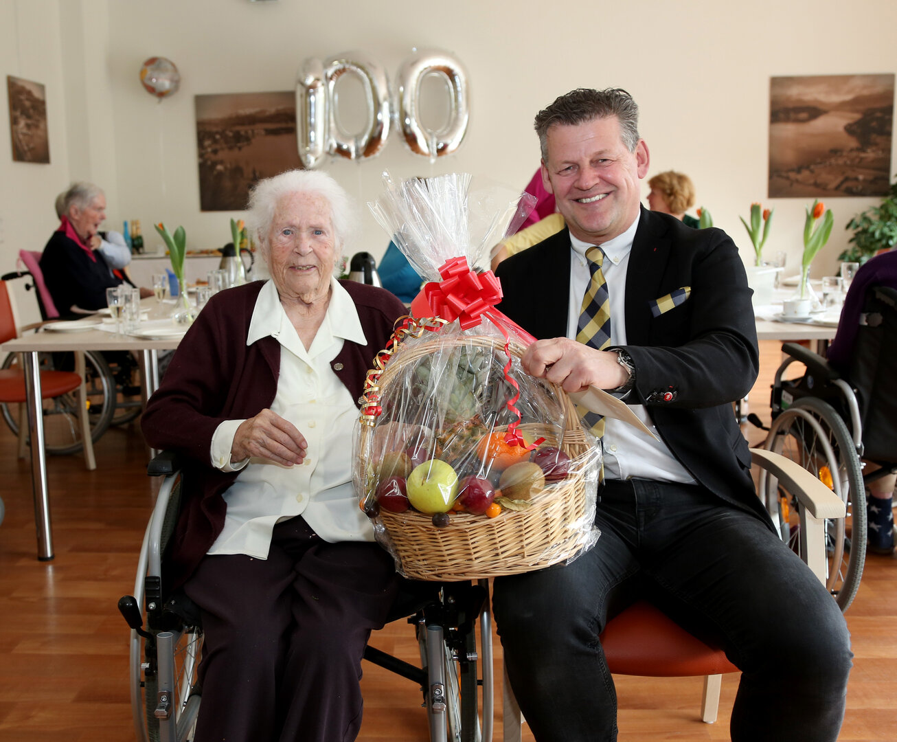 Erna Gränitz freute sich sichtlich über den Besuch von Bürgermeister Christian Scheider. Foto: StadtKommunikation/Krainz