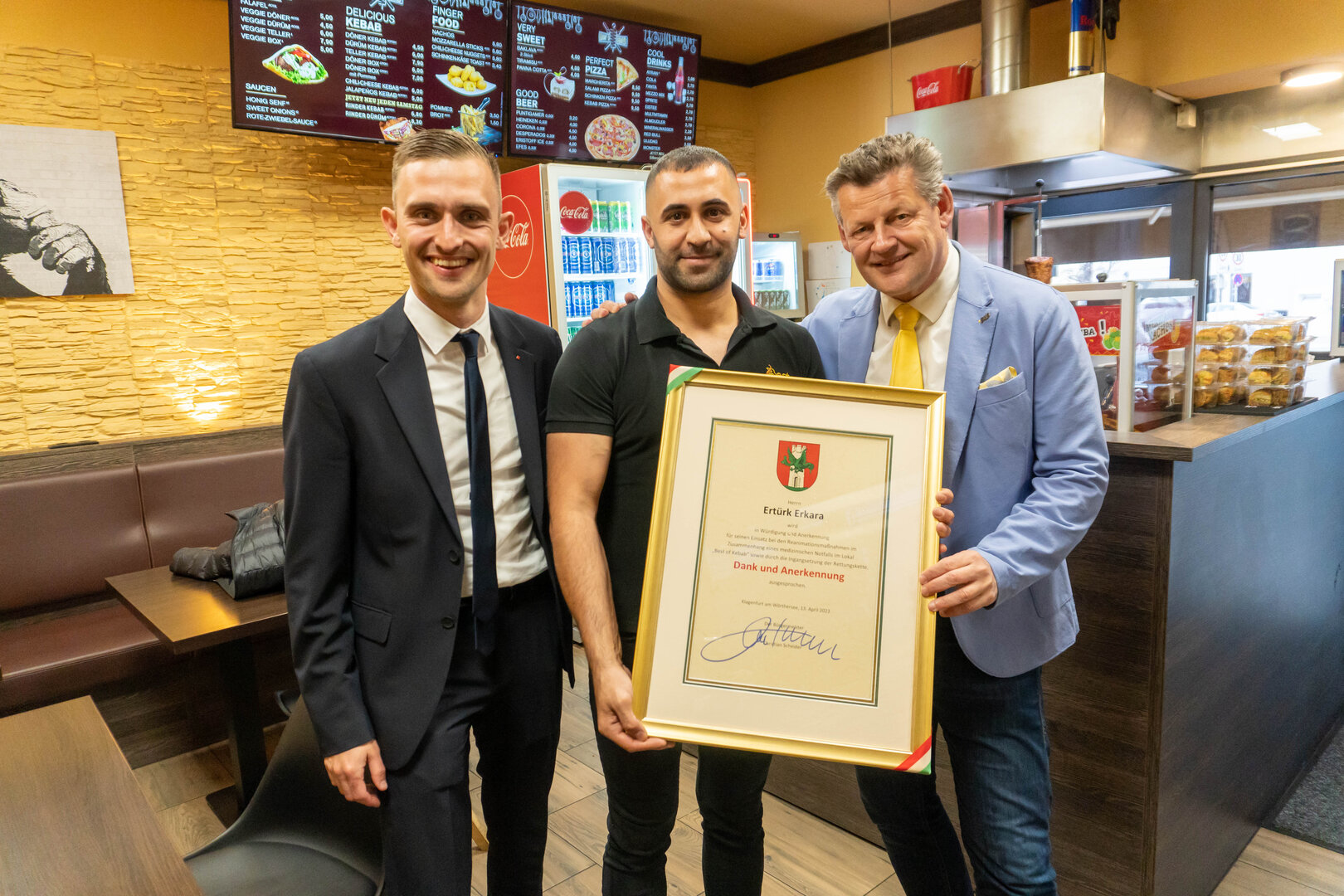 Lebensretter Ertürk Erkara bekam von Bürgermeister Christian Scheider und Gemeinderat Maximilian Rakuscha die Dank- und Anerkennungs-Urkunde verliehen.  Foto: StadtKommunikation/Wiedergut