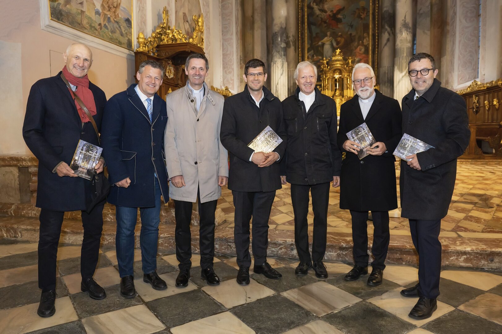 Im Klagenfurter Dom feierte das Gurker Domkapitel das 900-Jahr-Jubiläum. Bürgermeister Christian Scheider schenkte im Namen der Stadt einen Scheck von 500 Euro. V.l.: Gemeinderat Dr. Manfred Mertl, Bürgermeister Christian Scheider, Dompfarrer Dr. Peter Allmaier, LH-Stellvertreter Martin Gruber, Dompropst Engelbert Guggenberger, Bischof Dr. Josef Marketz und GR Manfred Jantscher.