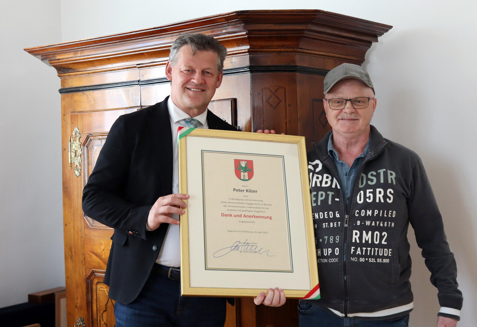 Peter Kilzer freute sich die Dank- und Anerkennungs-Urkunde von Bürgermeister Christian Scheider entgegenzunehmen. Foto: StadtKommunikation/Kaimbacher