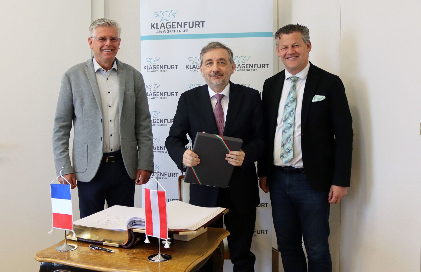 Bürgermeister Christian Scheider und Vizebürgermeister Prof. Mag. Alois Dolinar mit dem französischen Botschafter S.E. Gilles Pécout im Klagenfurter Rathaus. Foto: StadtKommunikation/Kaimbacher