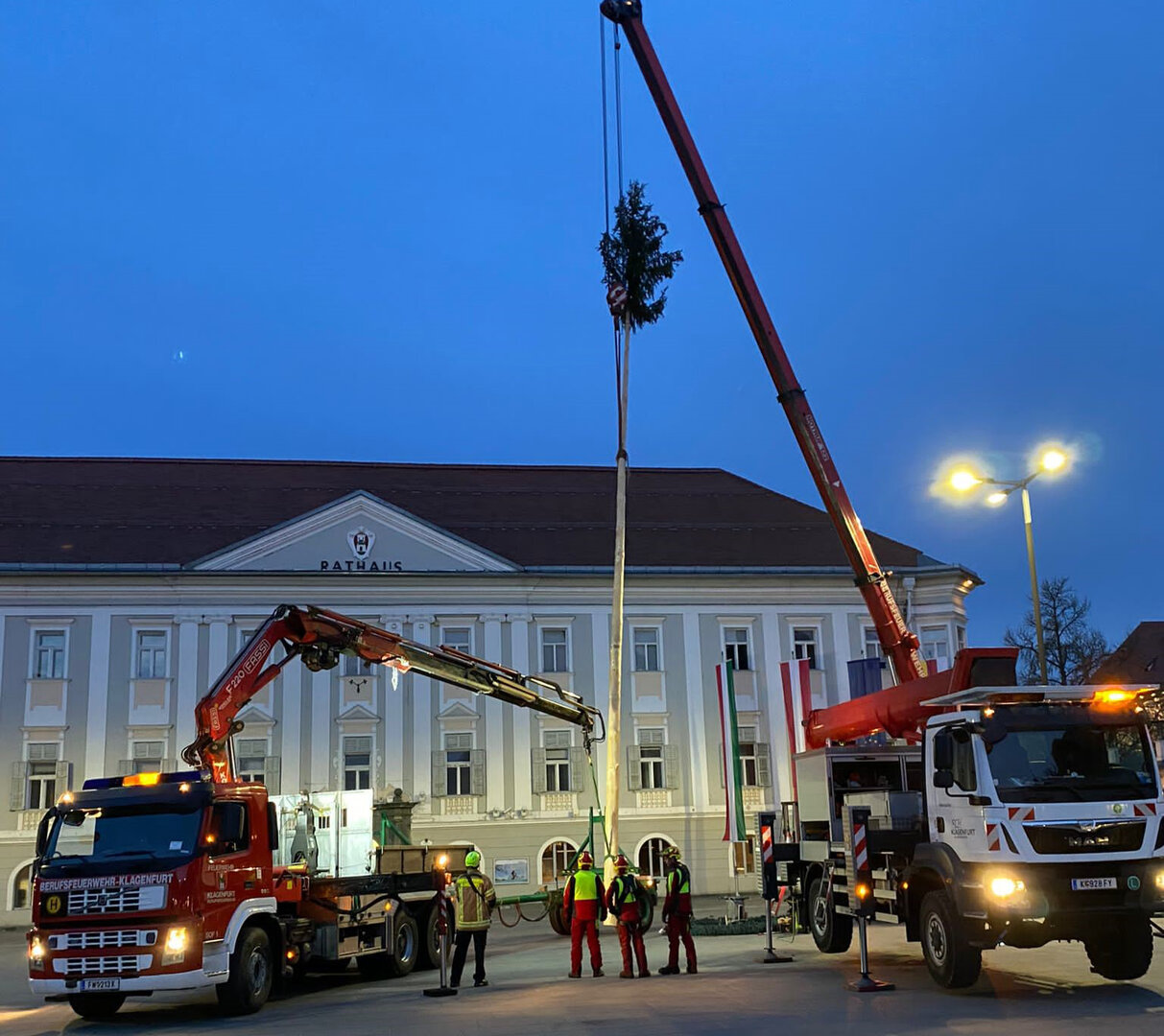 Frühmorgens wurde der Maibaum von Mitarbeitern des Stadtgartenamtes und der Berufsfeuerwehr Klagenfurt aufgestellt.